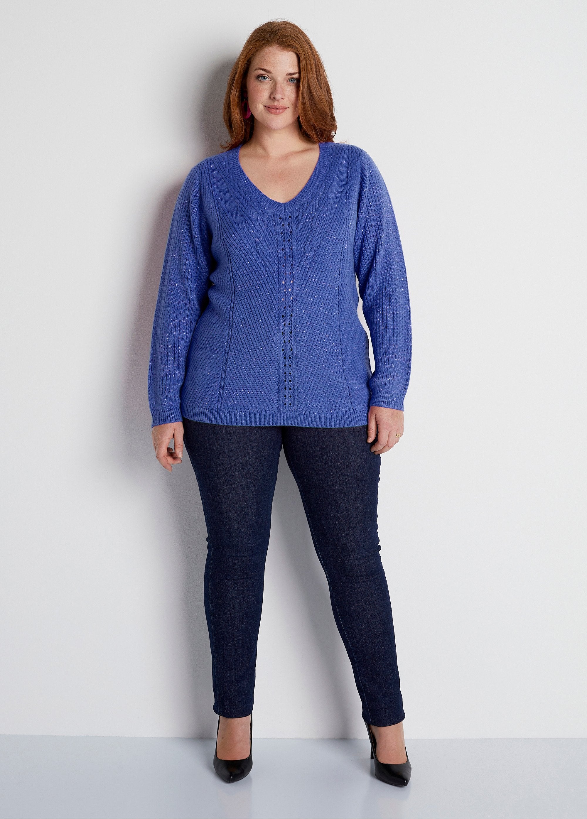 Effen_gebreide_trui_met_V-hals_BLAUW_SF1_curvy