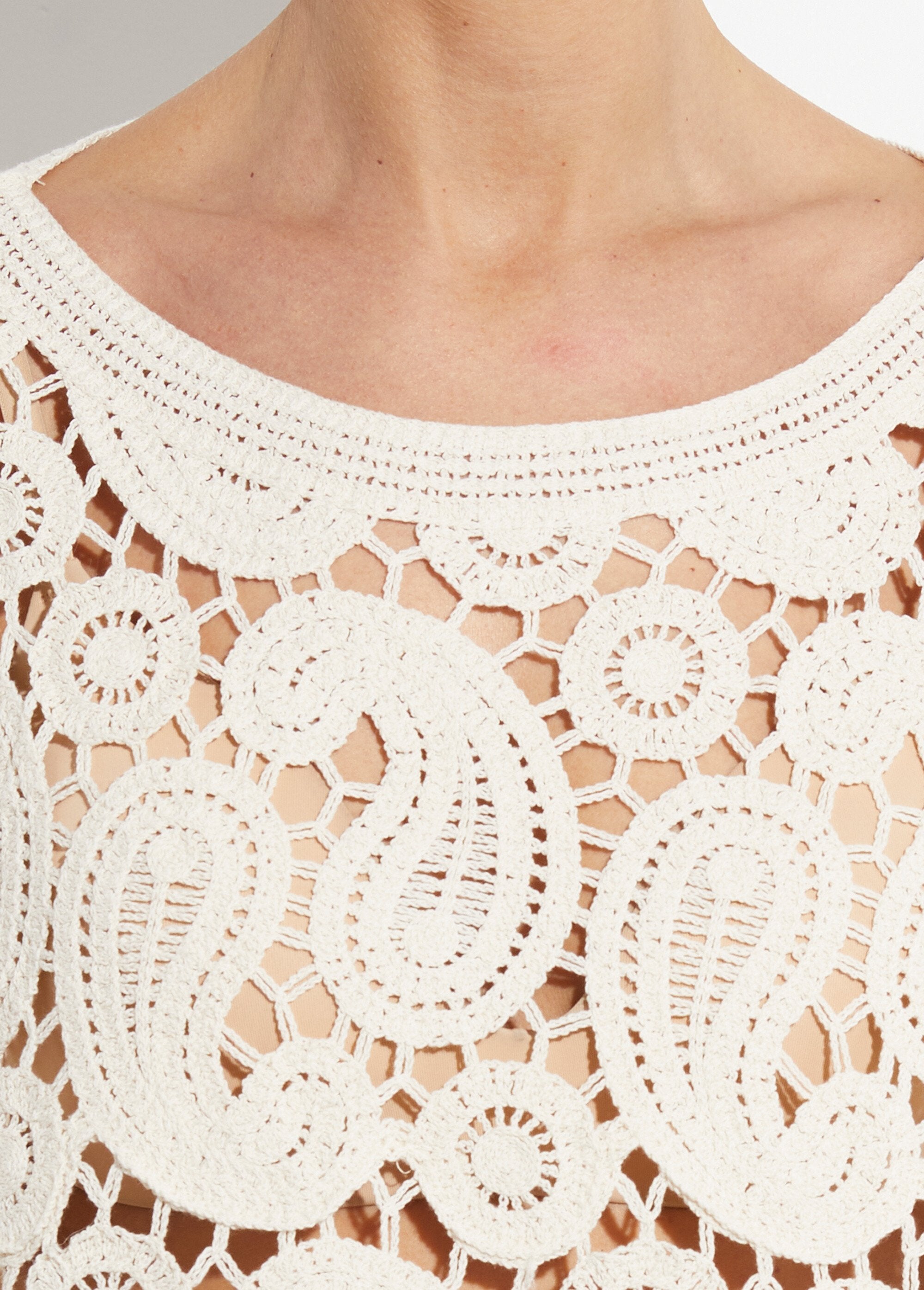 Gehaakte_opengewerkte_korte_trui,_ronde_hals_Ecru_DE1_slim
