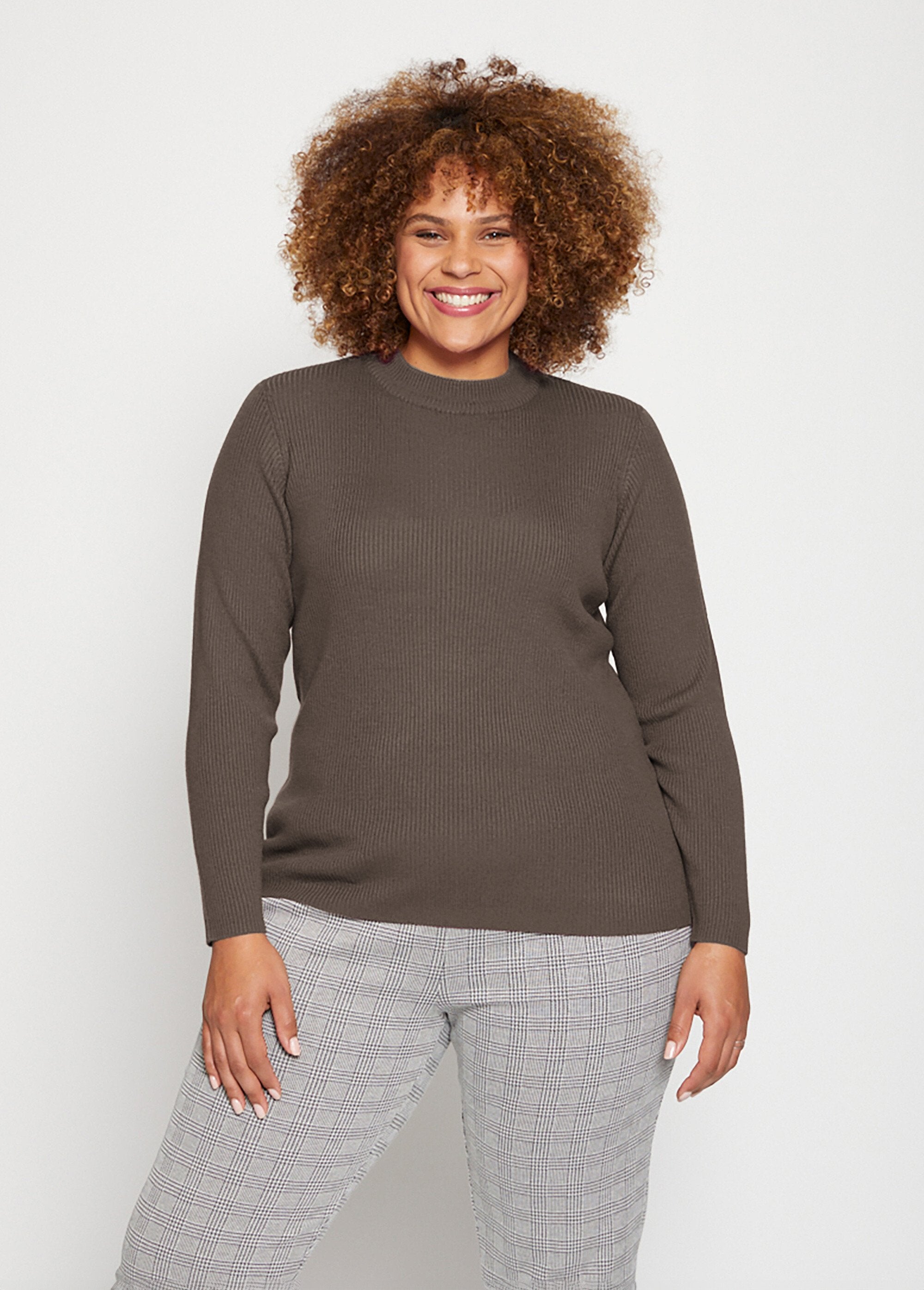 Geribde_trui_met_hoge_hals_Taupe_FA1_curvy