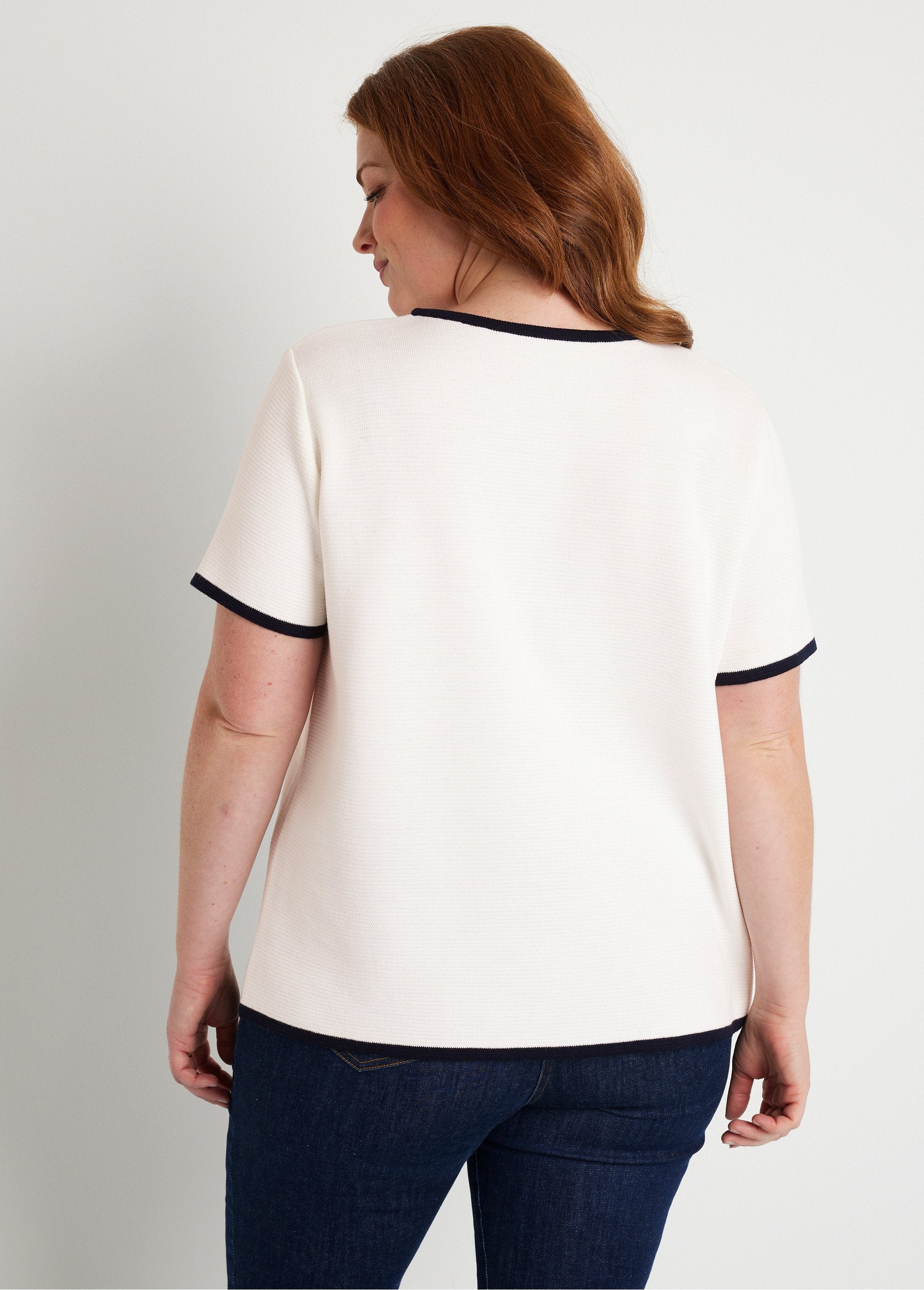 Tweekleurige_trui_met_korte_mouwen_Wit_en_marineblauw_DO1_curvy