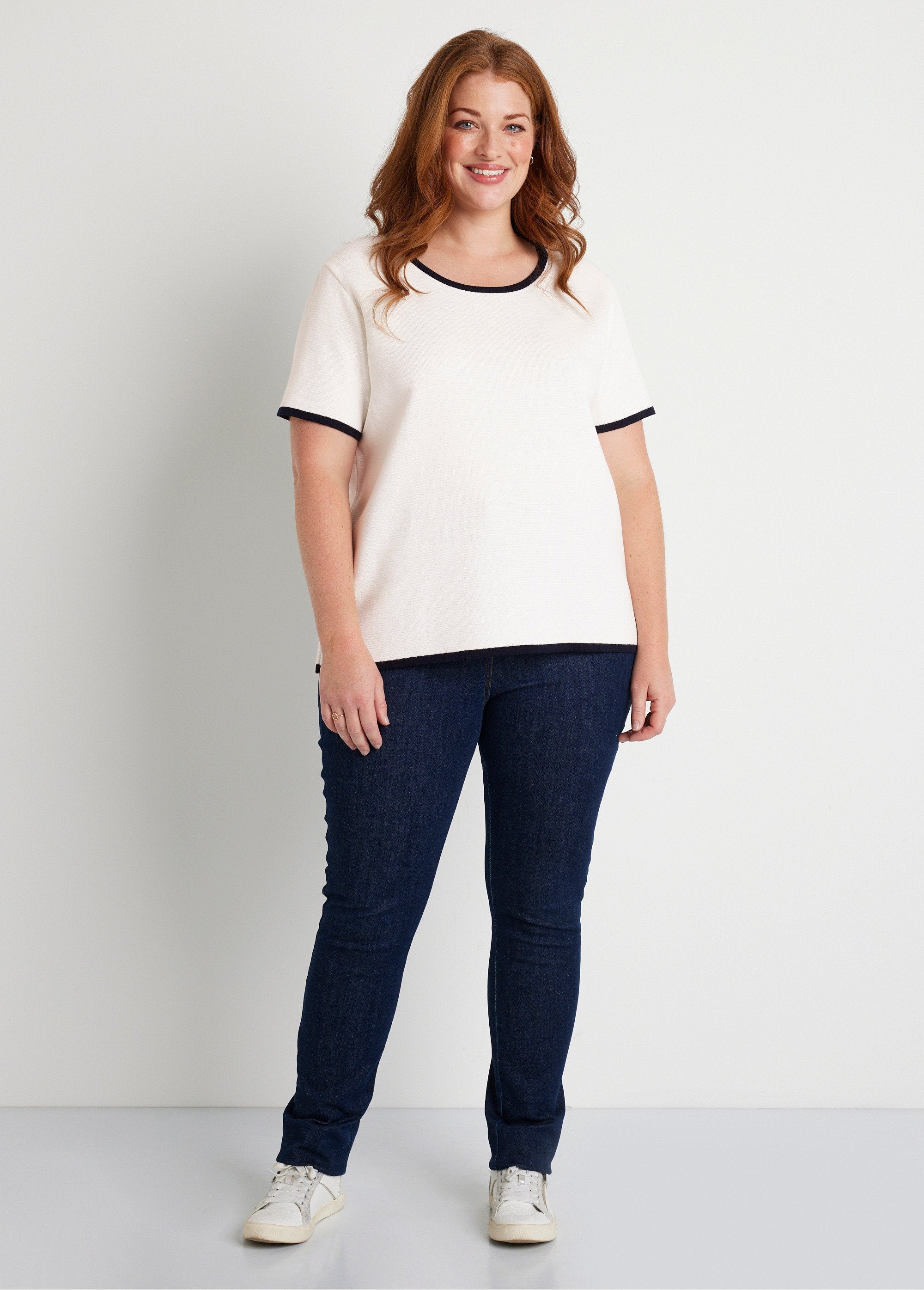 Tweekleurige_trui_met_korte_mouwen_Wit_en_marineblauw_SF1_curvy