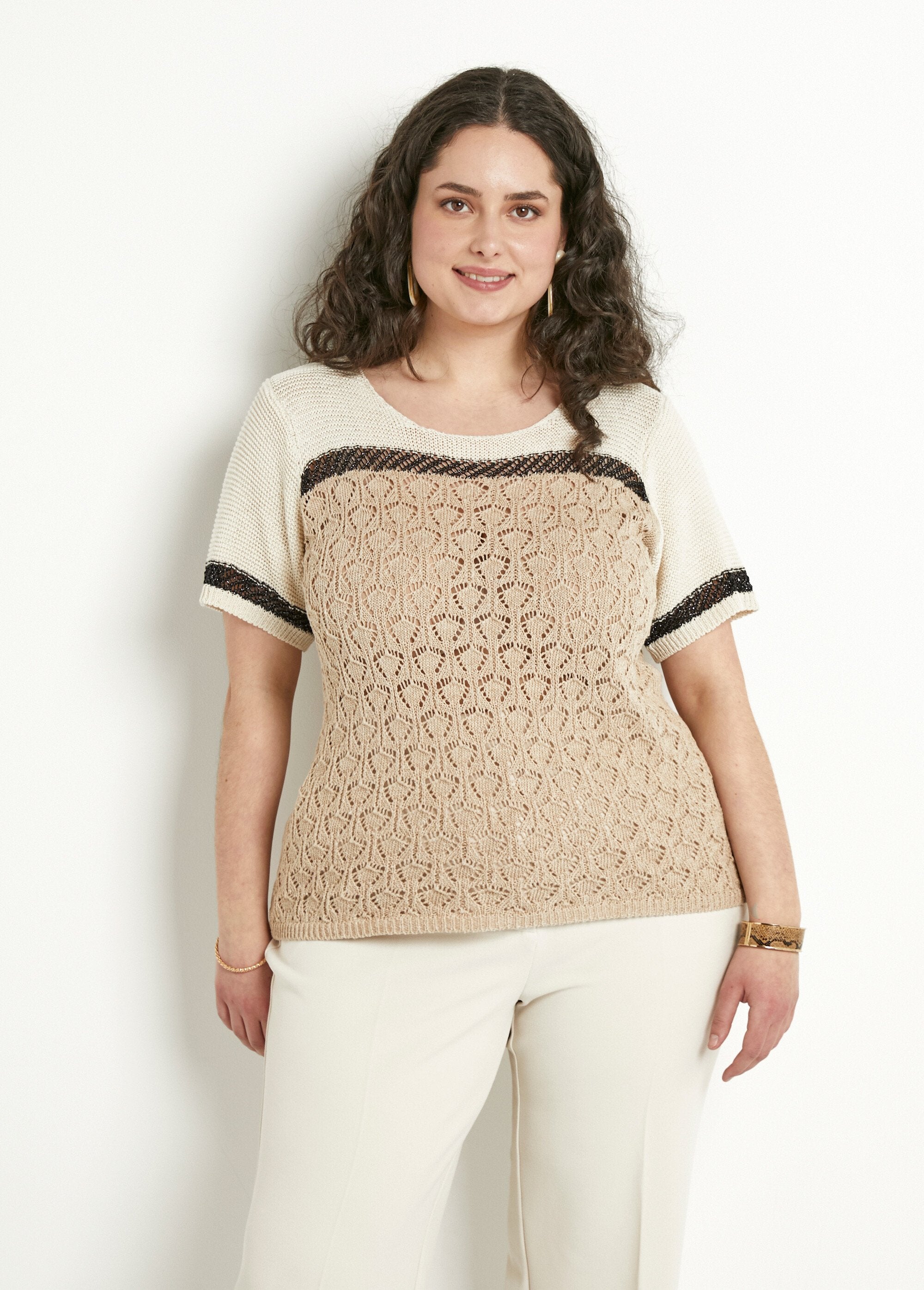 Pull_doux_brillant_manches_courtes_col_rond_Beige_et_noir_FA1_curvy