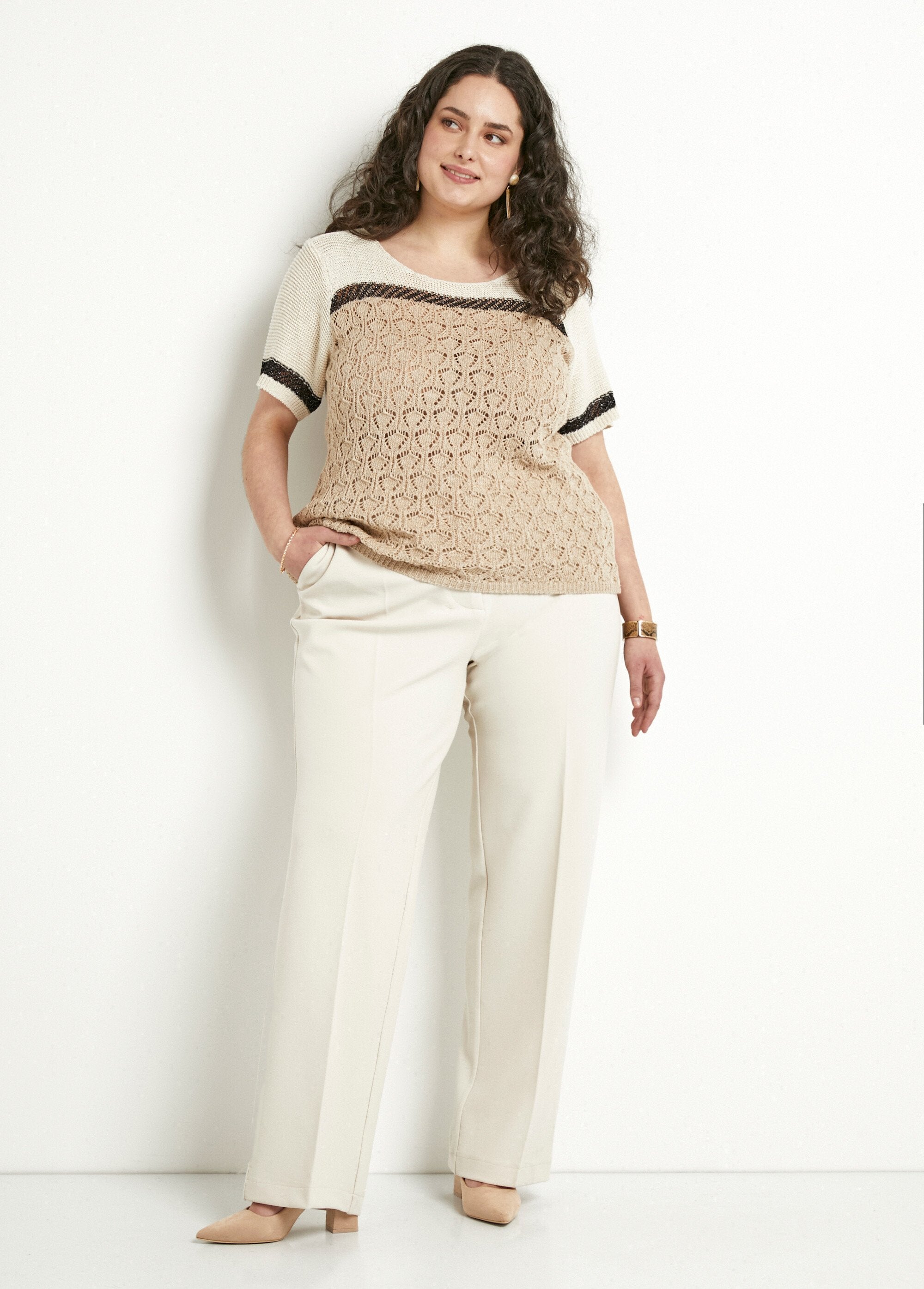 Pull_doux_brillant_manches_courtes_col_rond_Beige_et_noir_SF1_curvy