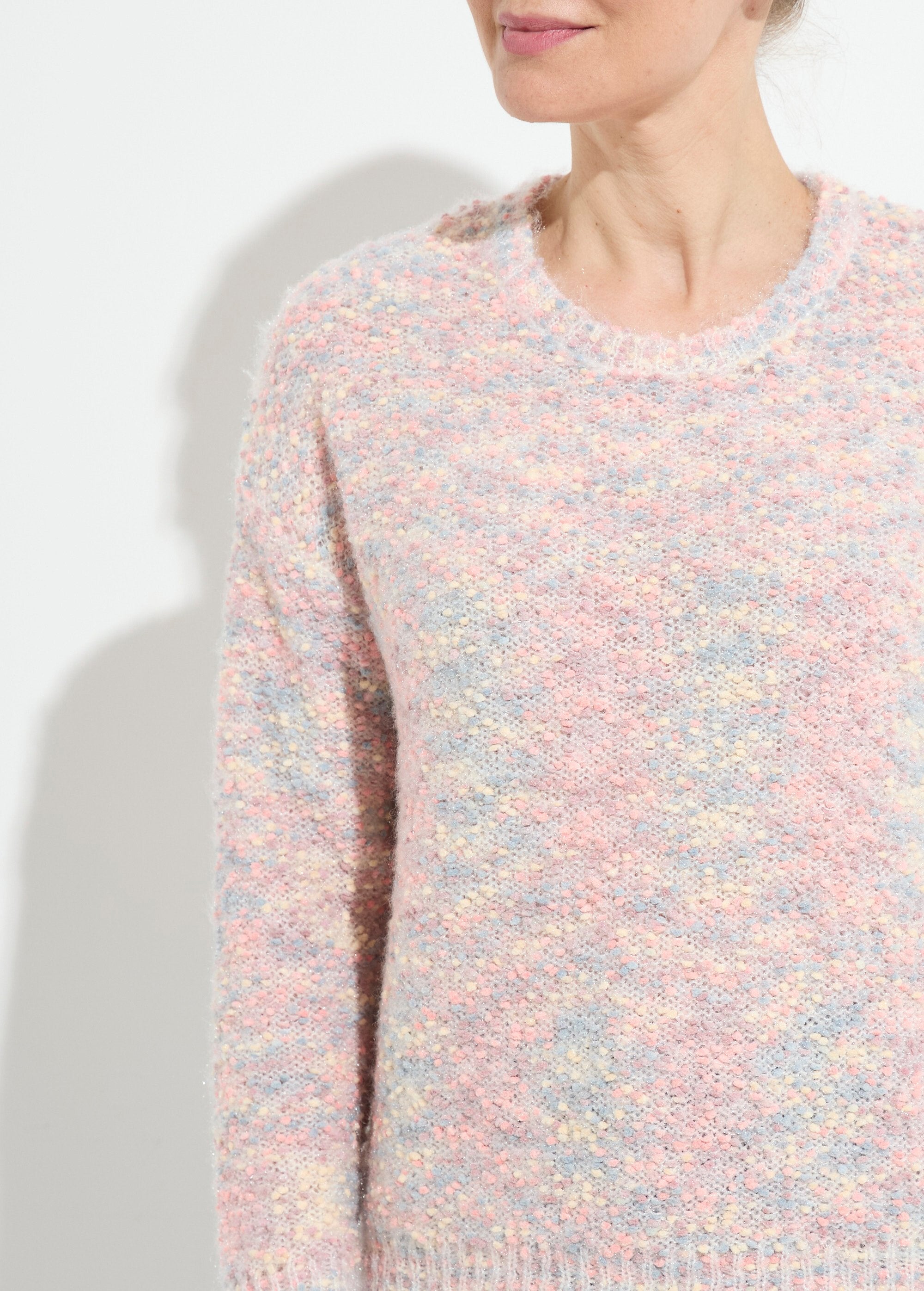 Zachte_trui_met_ronde_hals_in_meerkleurig_kogelbreisel_Chine_rose_DE1_slim