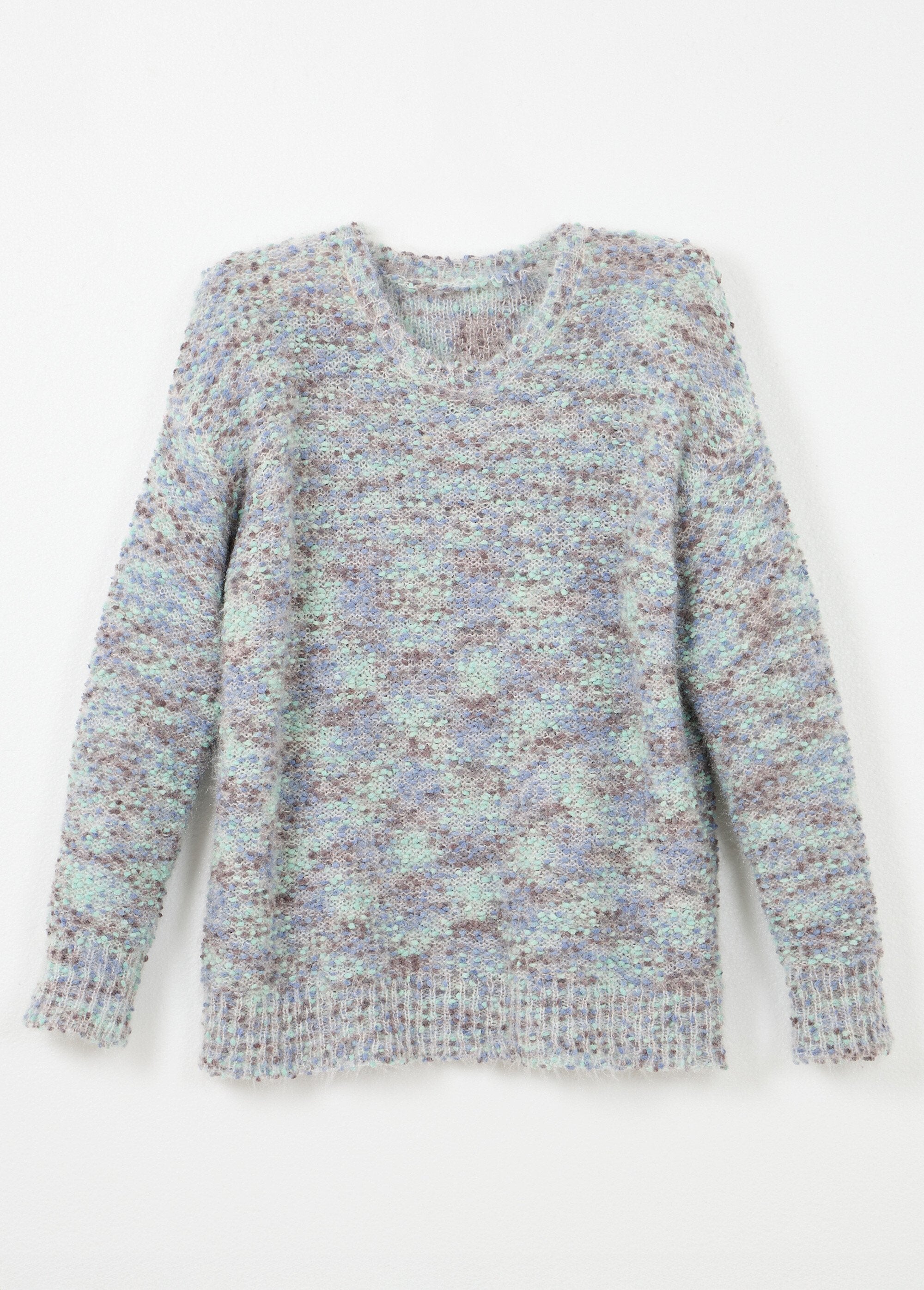 Zachte_trui_met_ronde_hals_in_meerkleurig_kogelbreisel_Chine_bleu_AP1_slim