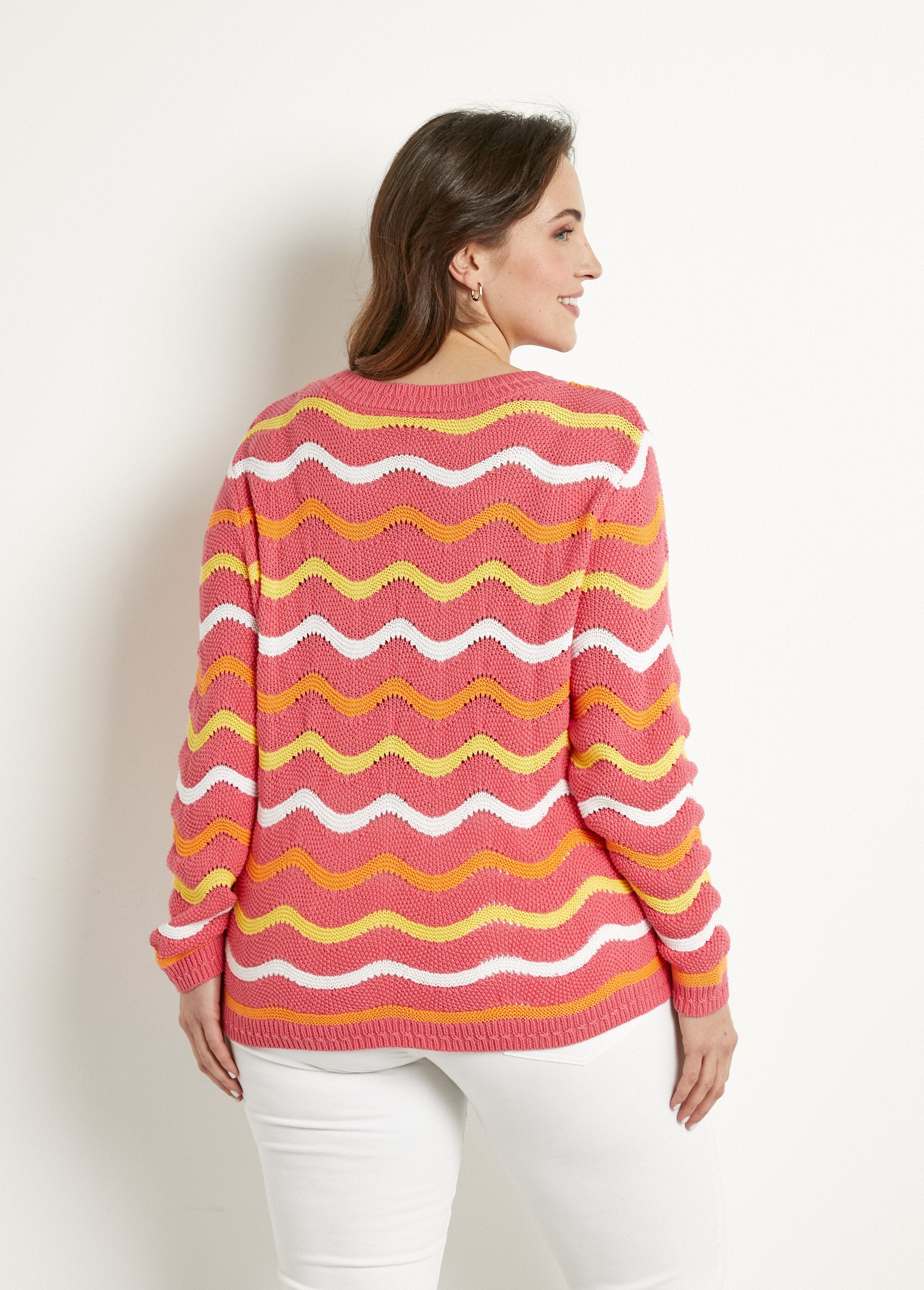 Pull_doux_col_rond_reliefé_rayé_point_mousse_Fond_rose_DO1_curvy