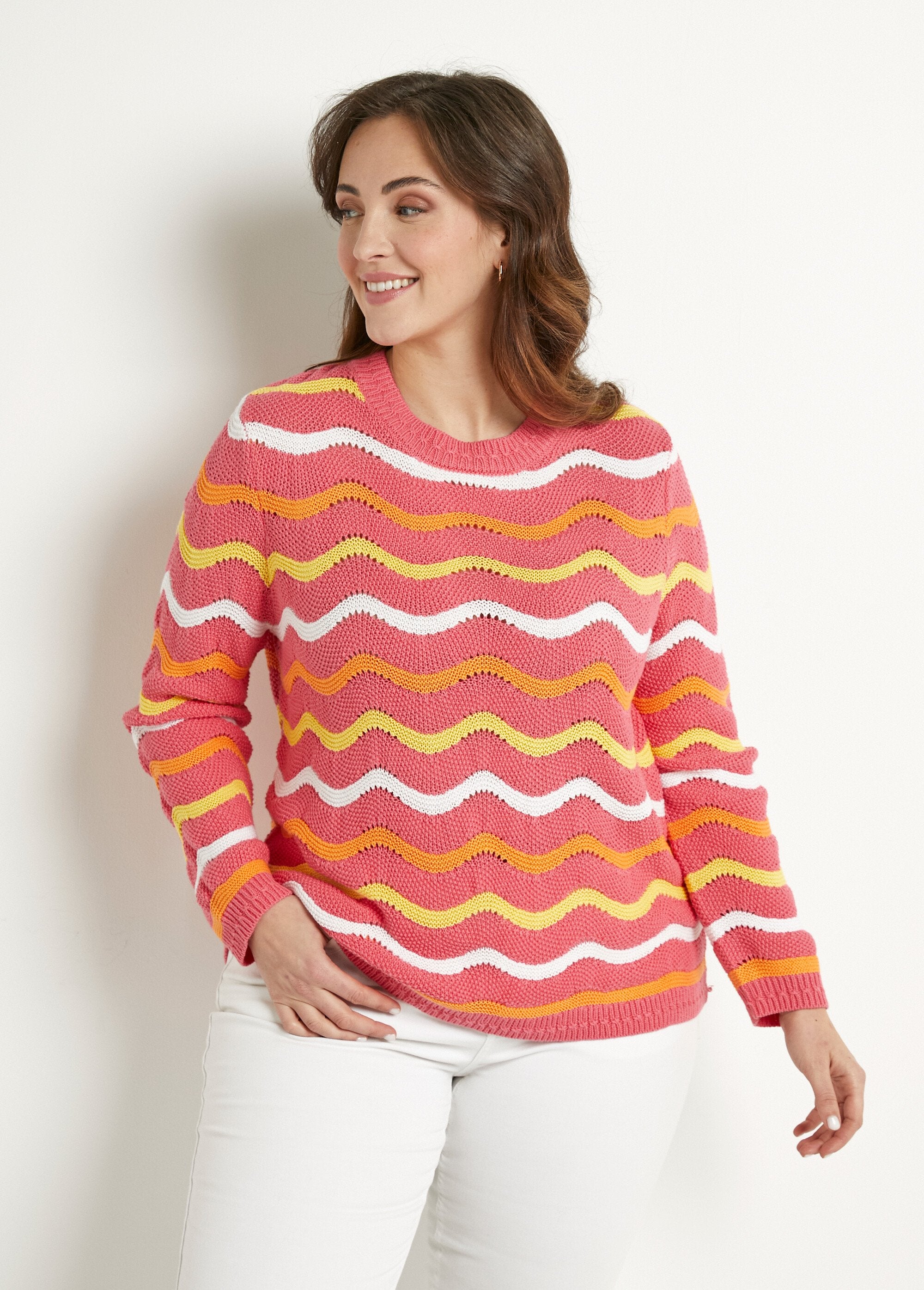 Pull_doux_col_rond_reliefé_rayé_point_mousse_Fond_rose_FA1_curvy