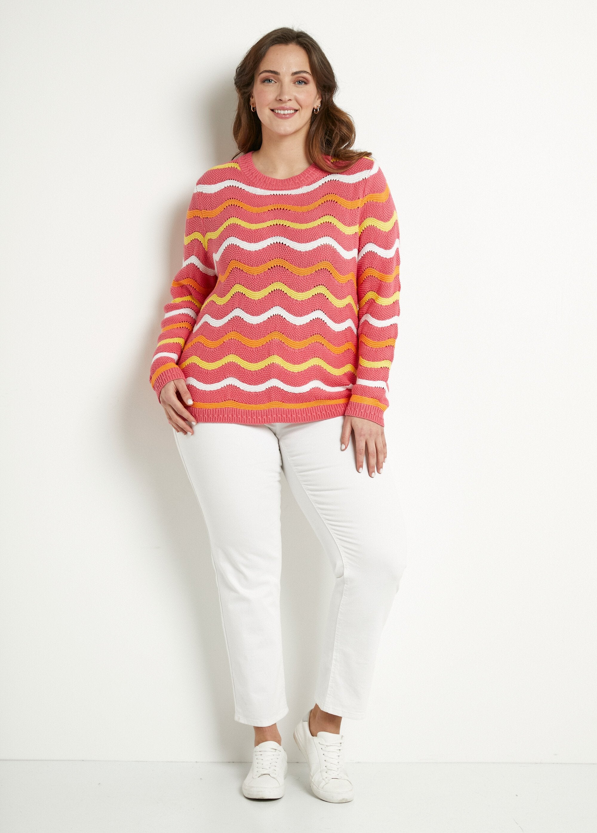 Pull_doux_col_rond_reliefé_rayé_point_mousse_Fond_rose_SF1_curvy