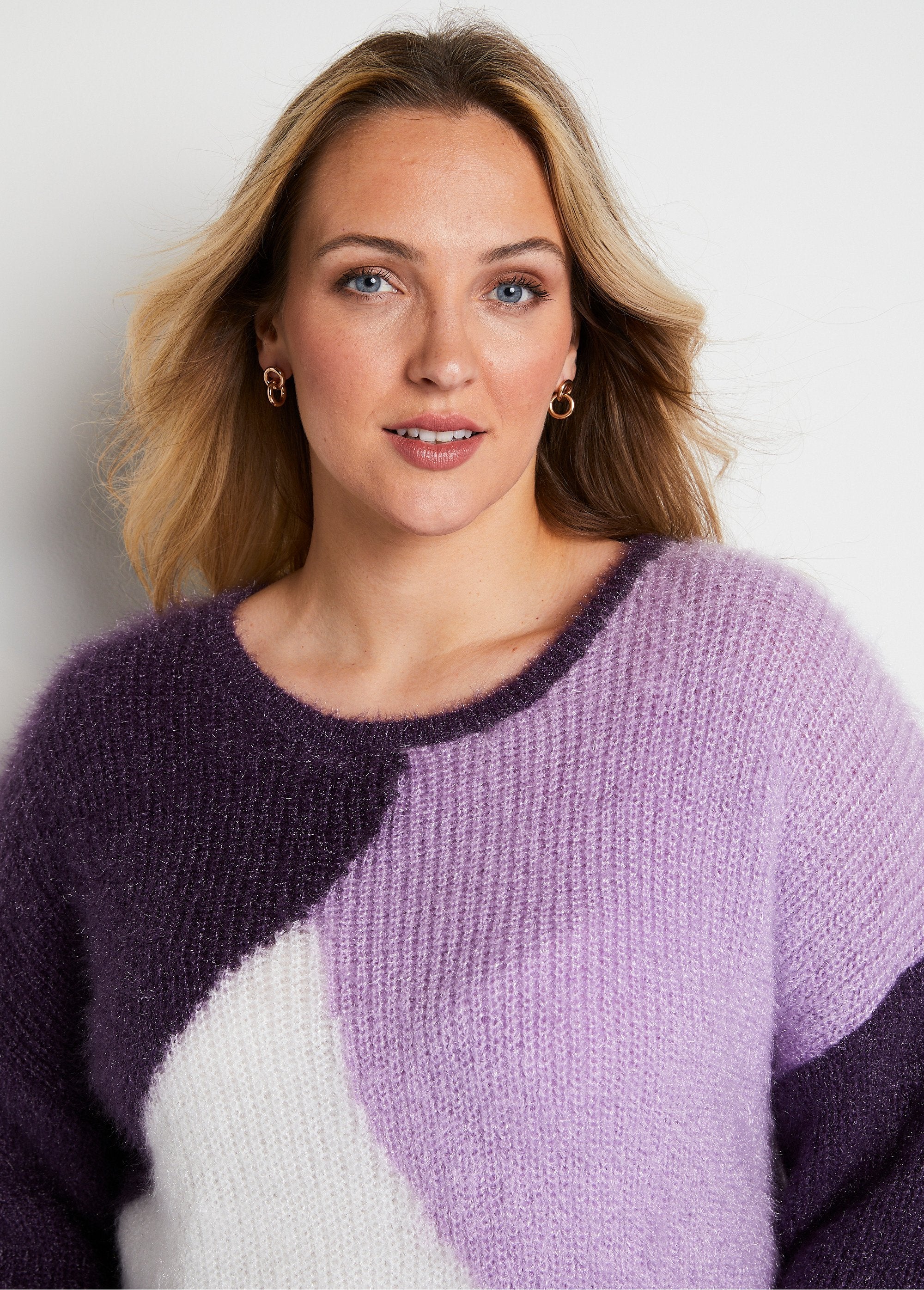 Zacht_gebreide_colourblock_trui_Zwarte_bes_en_ecru_DE1_curvy