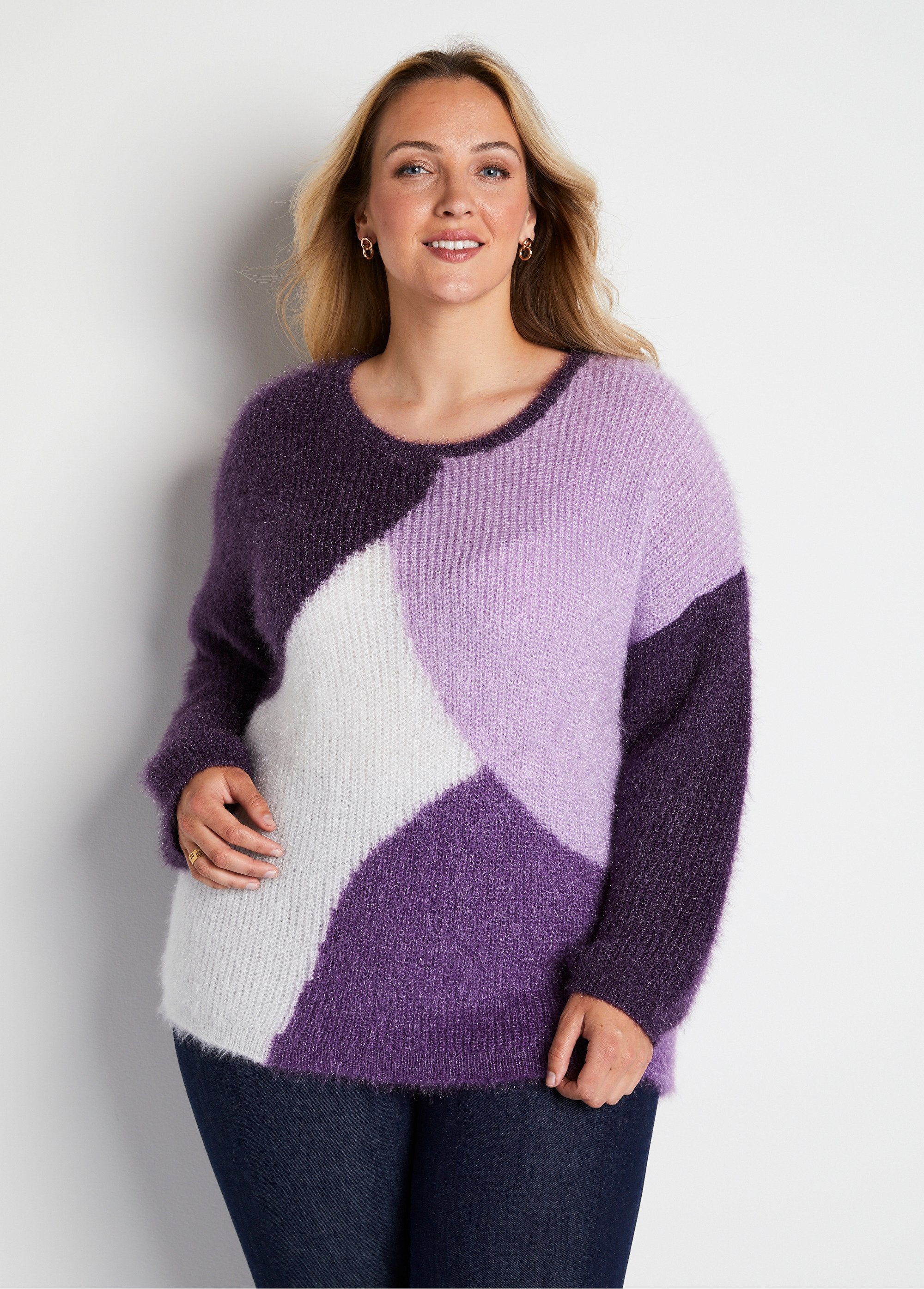 Zacht_gebreide_colourblock_trui_Zwarte_bes_en_ecru_FA1_curvy