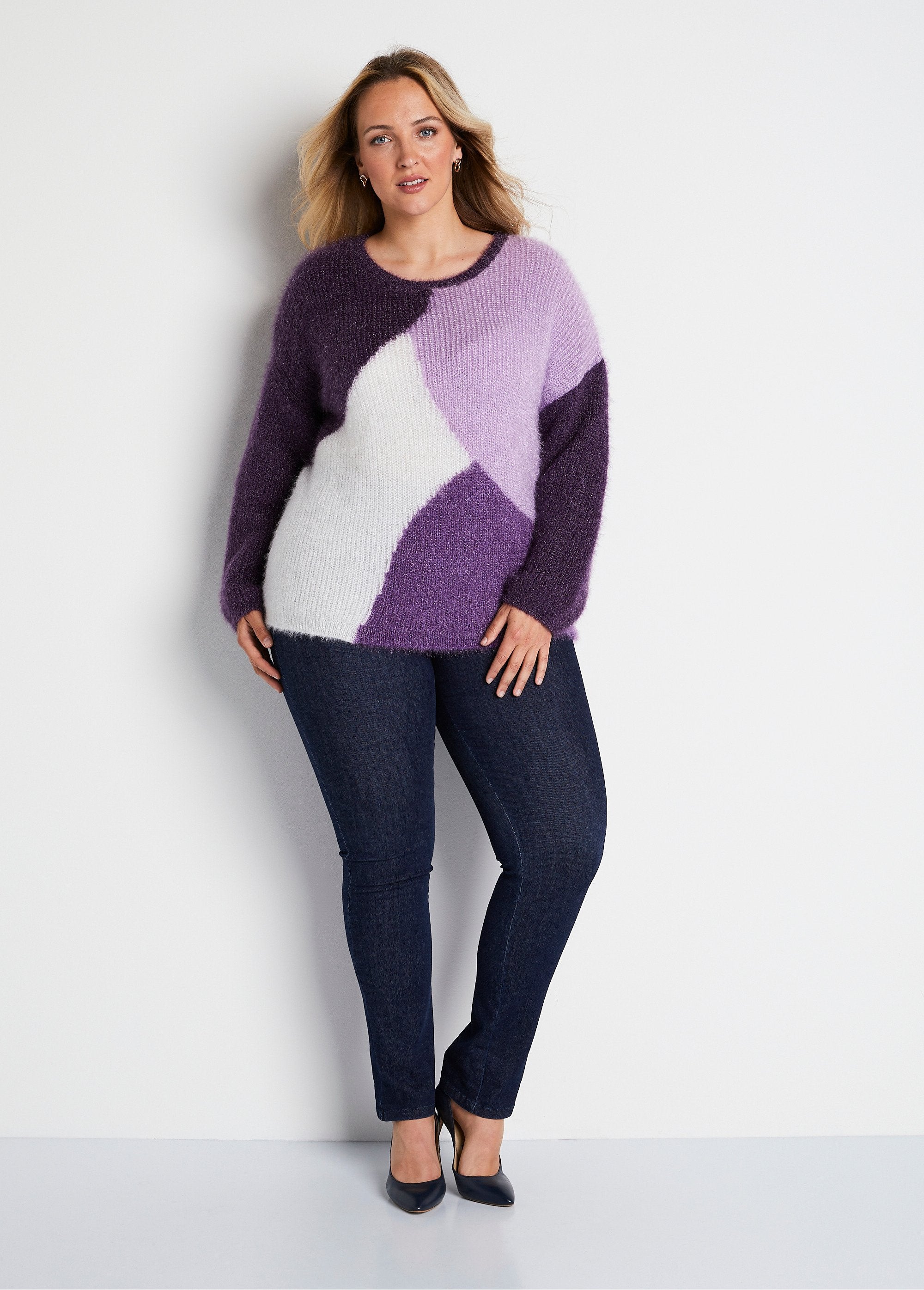 Zacht_gebreide_colourblock_trui_Zwarte_bes_en_ecru_SF1_curvy