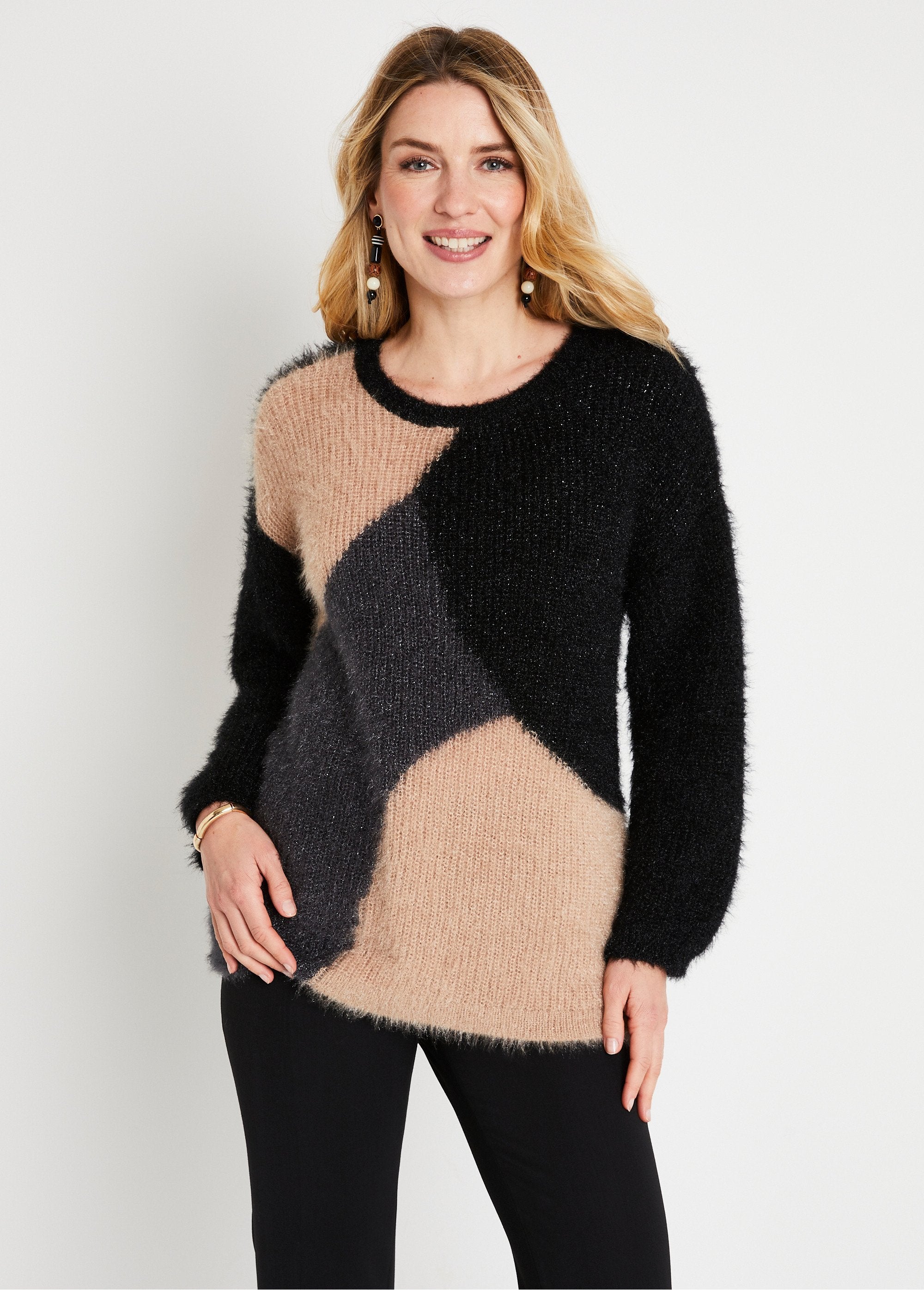 Zacht_gebreide_colourblock_trui_Noir_et_beige_FA1_slim