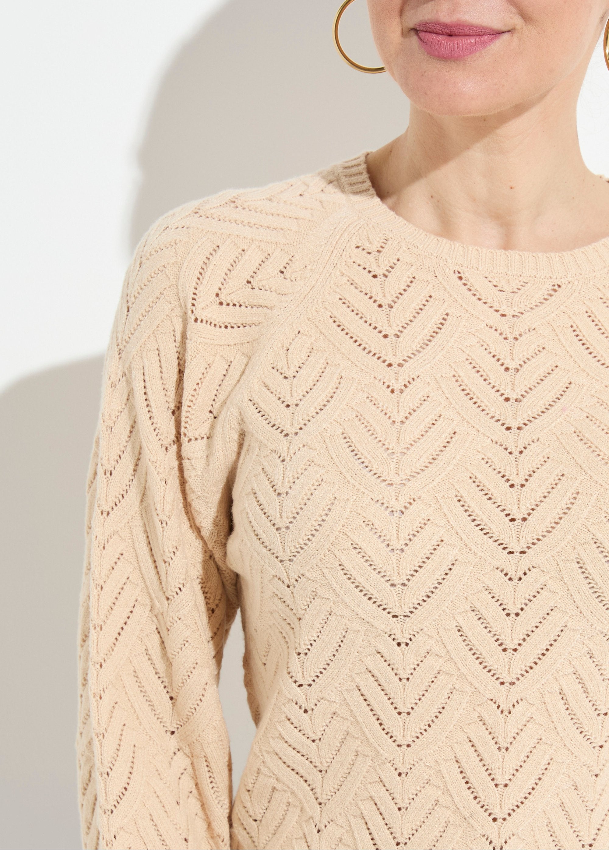 Zachte_korte_effen_opengewerkte_trui_met_ronde_hals_Beige_DE1_slim