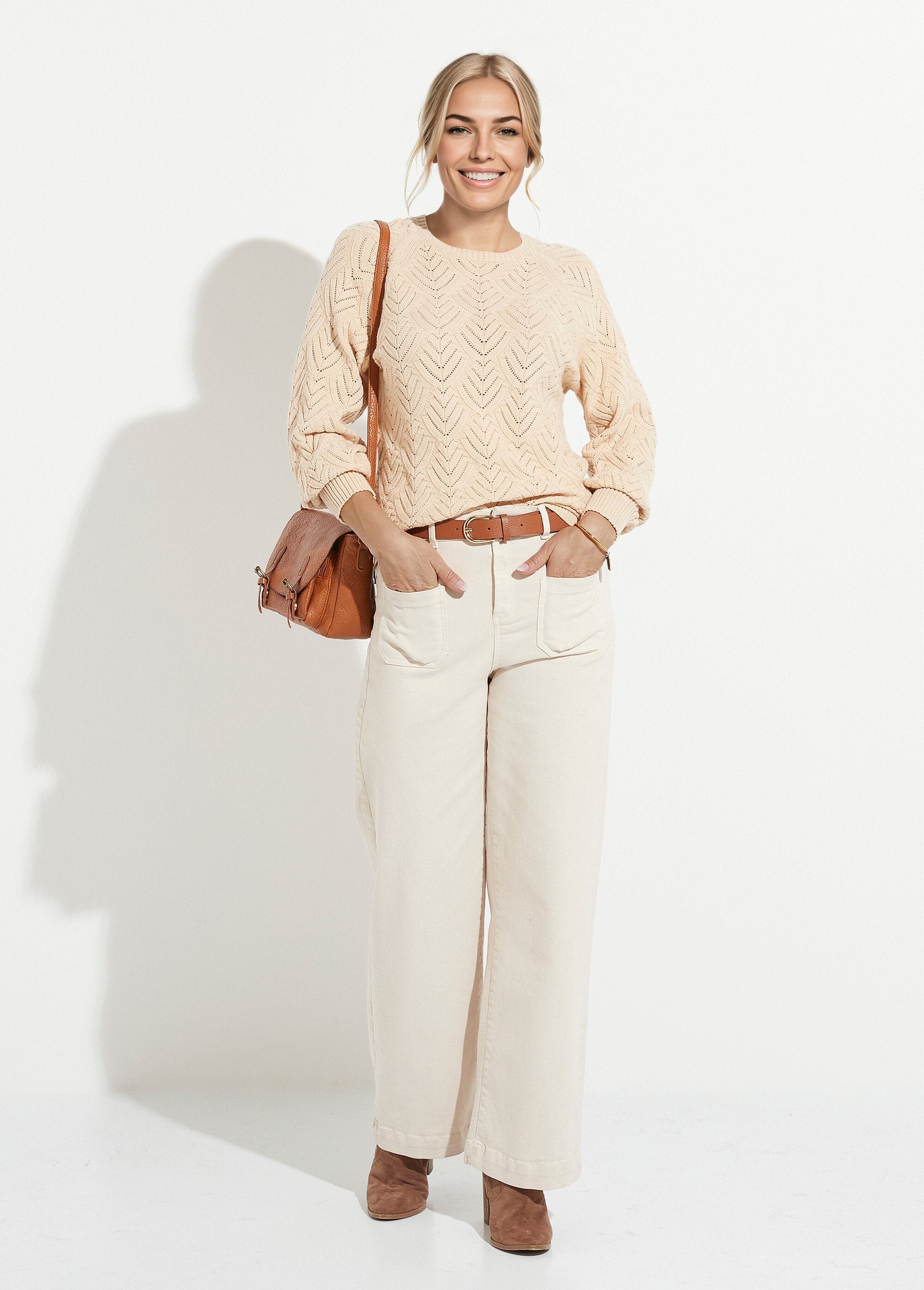 Zachte_korte_effen_opengewerkte_trui_met_ronde_hals_Beige_SF1_slim