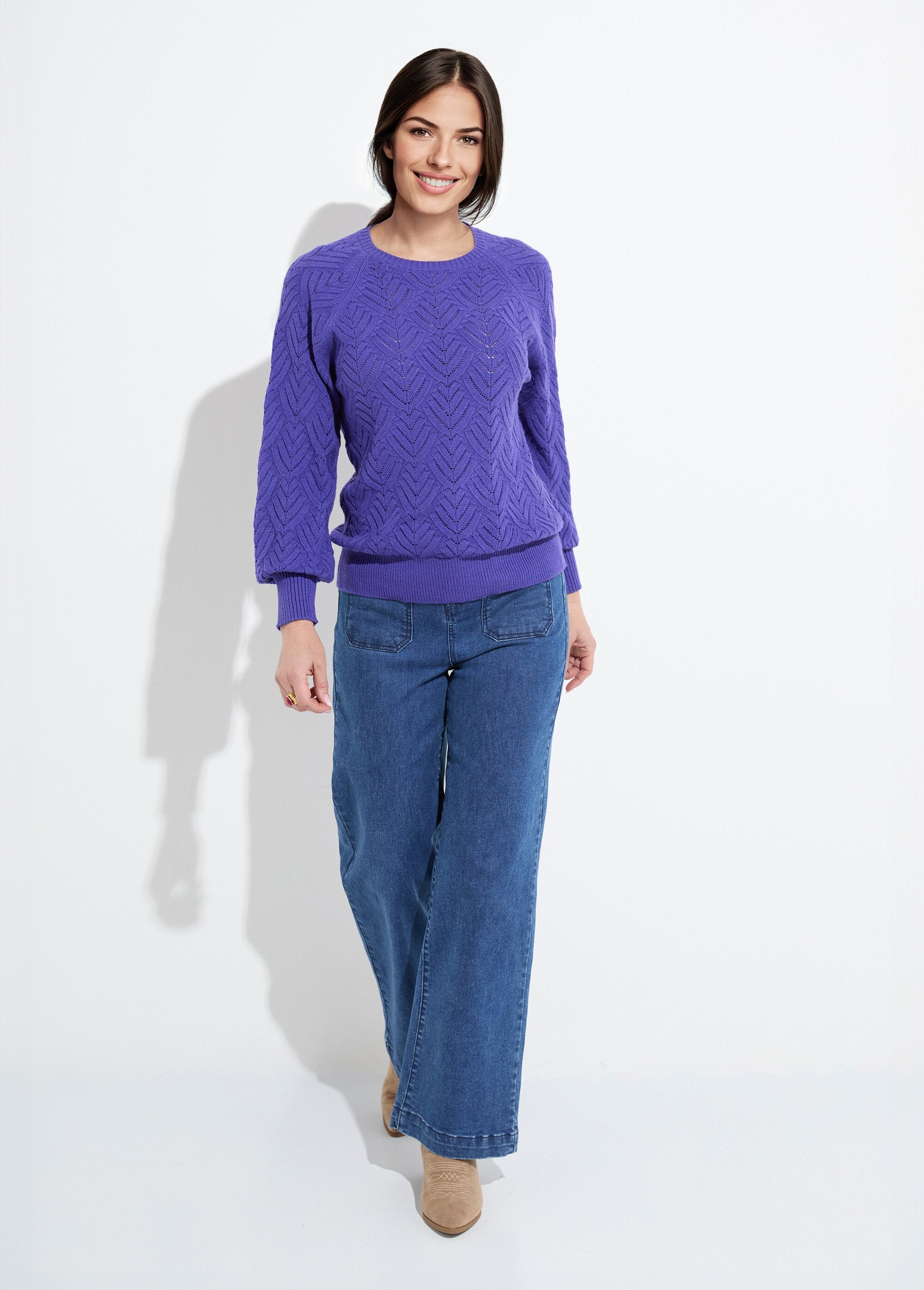 Zachte_korte_effen_opengewerkte_trui_met_ronde_hals_Violet_SF1_slim