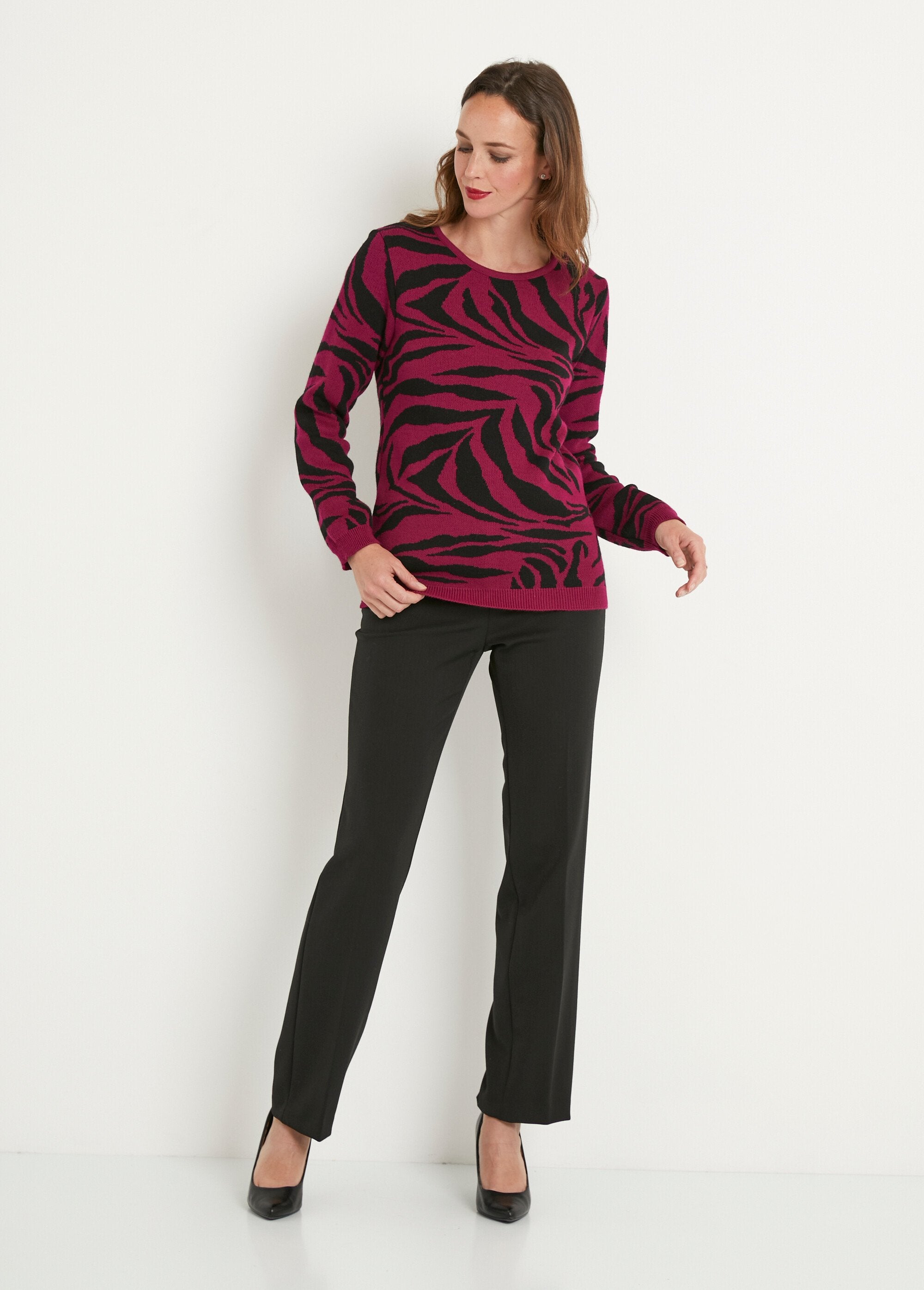 Zachte_jacquard_zebra_trui_met_ronde_hals_Cassis_et_noir_SF1_slim