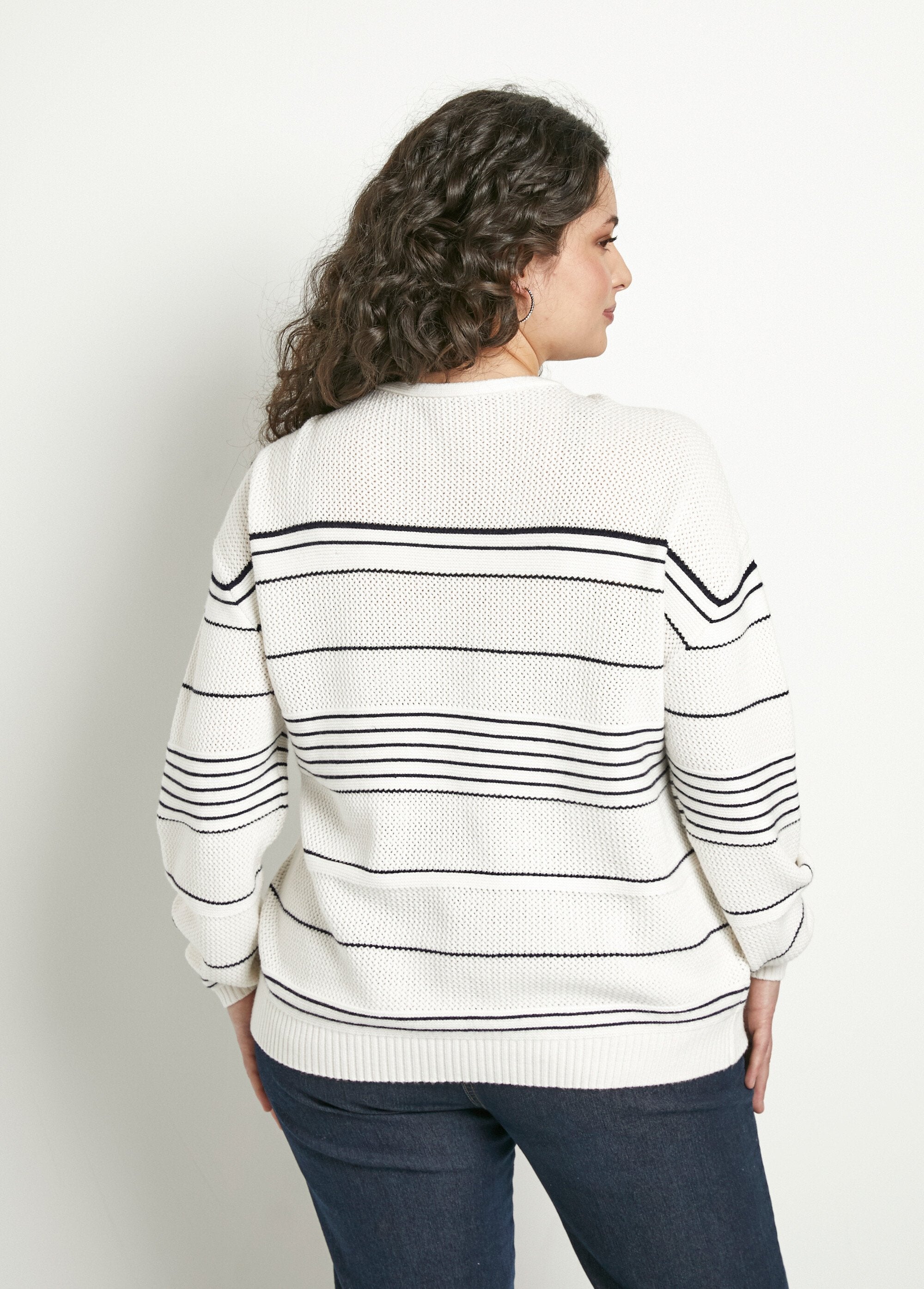 Pull_doux_rayé_col_rond_esprit_marinière_Ecru_et_marine_DO1_curvy