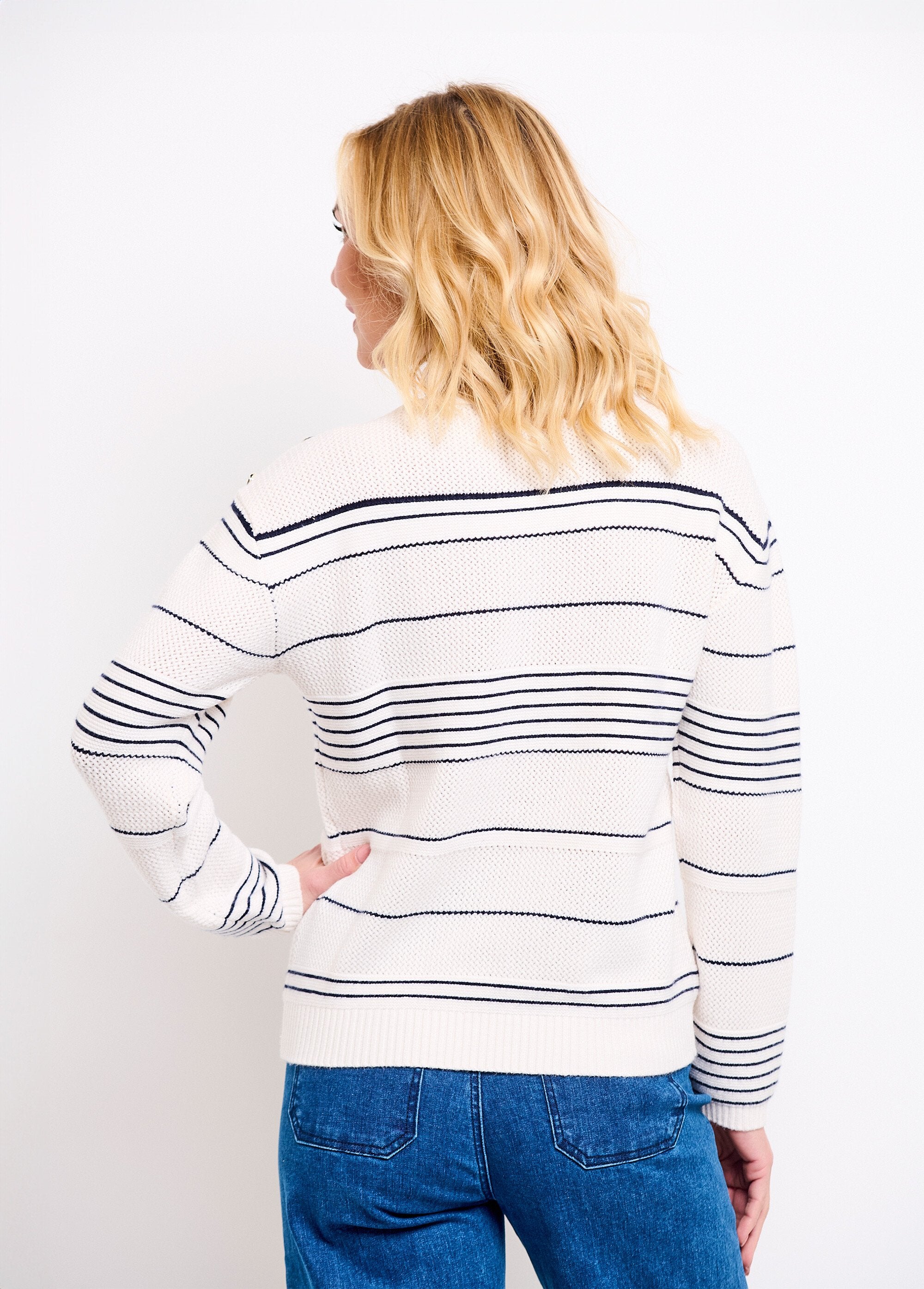 Pull_doux_rayé_col_rond_esprit_marinière_Ecru_et_marine_DO1_slim