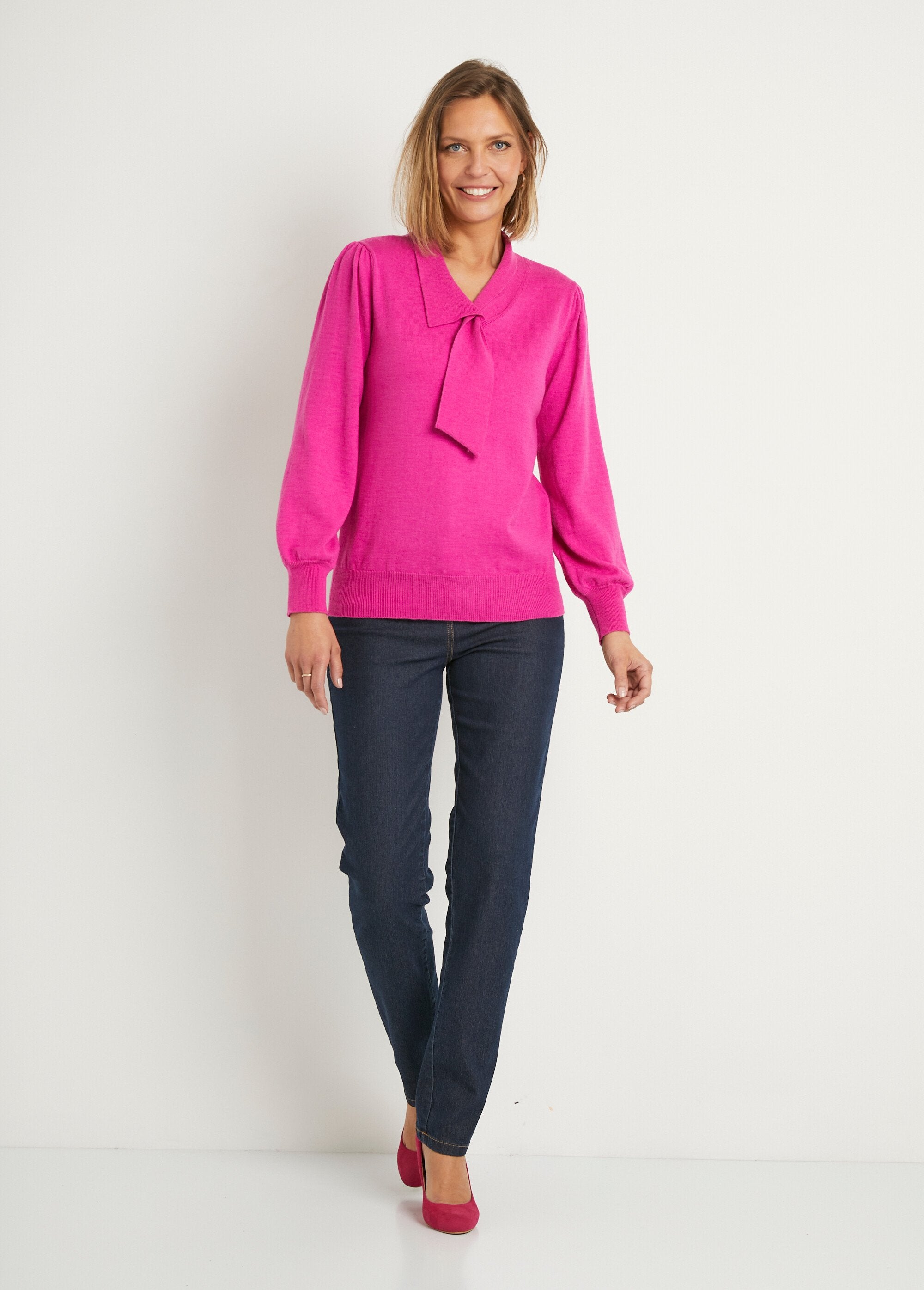 Trui_van_wolmix_met_strikhals_Fuchsia_SF1_slim