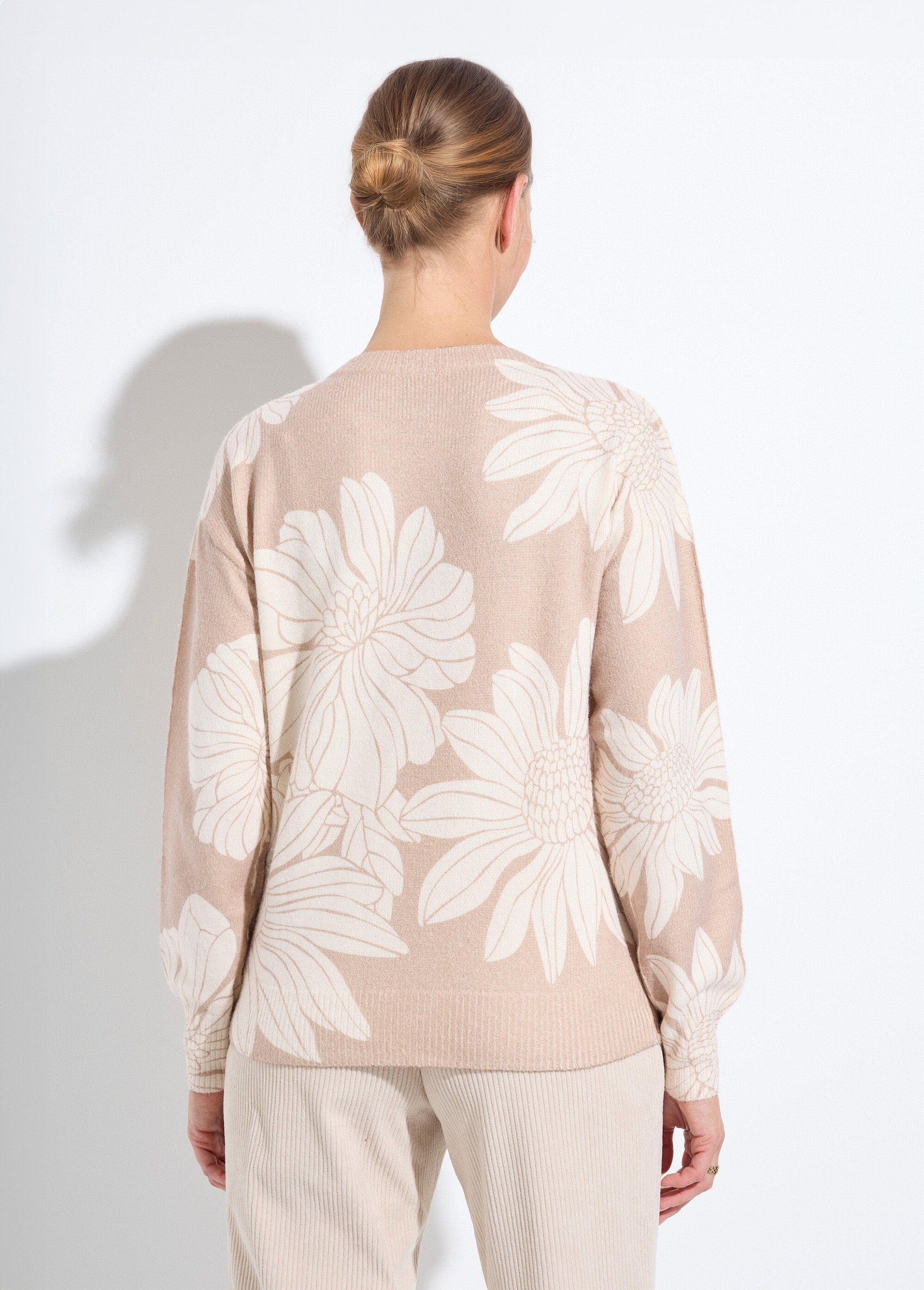 Trui_met_dunne_lovertjes_en_bloemenprint,_ronde_hals_Beige_DO1_slim