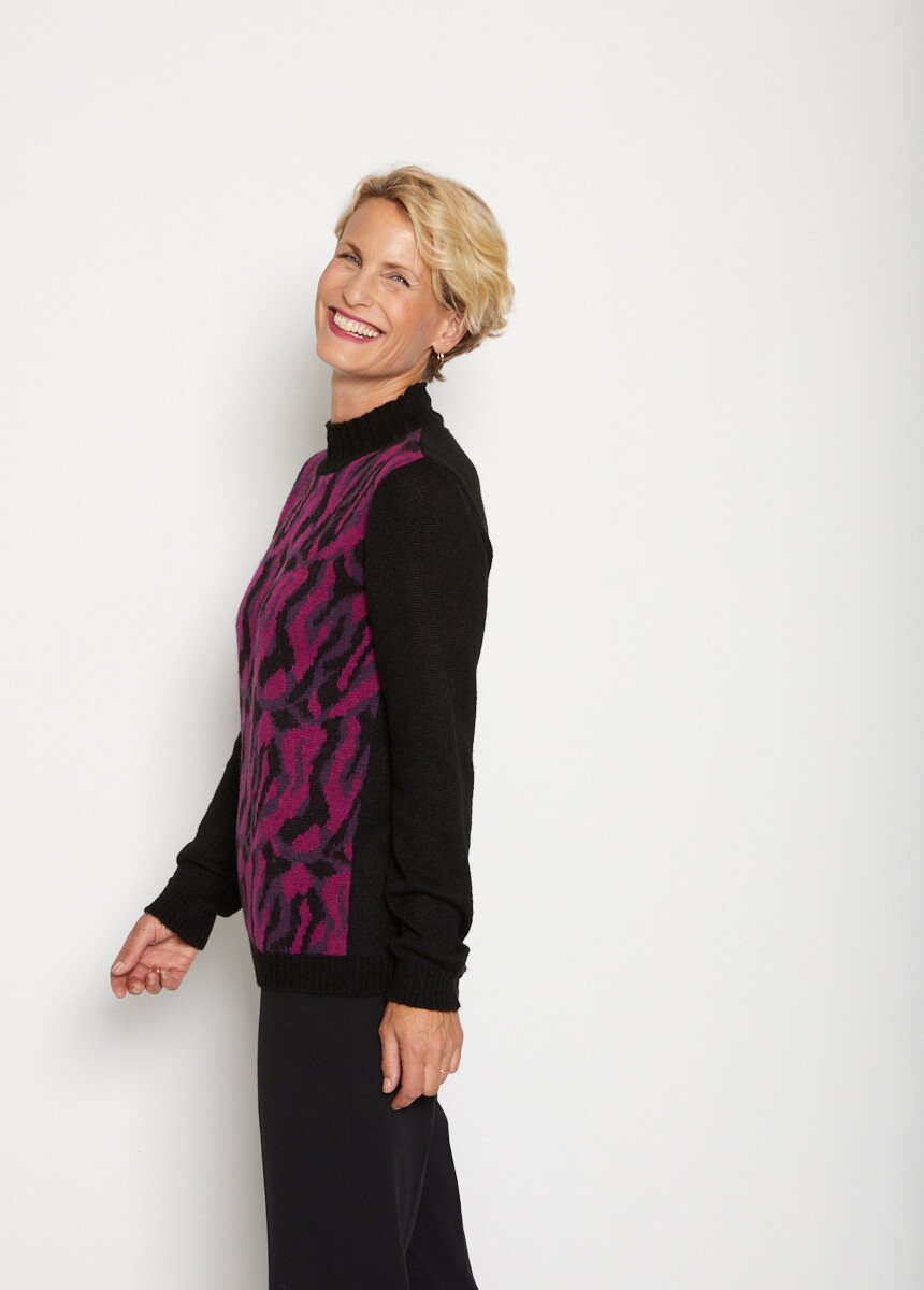 Trui_met_hoge_hals_en_jacquard_Noir_et_cassis_DR1_slim