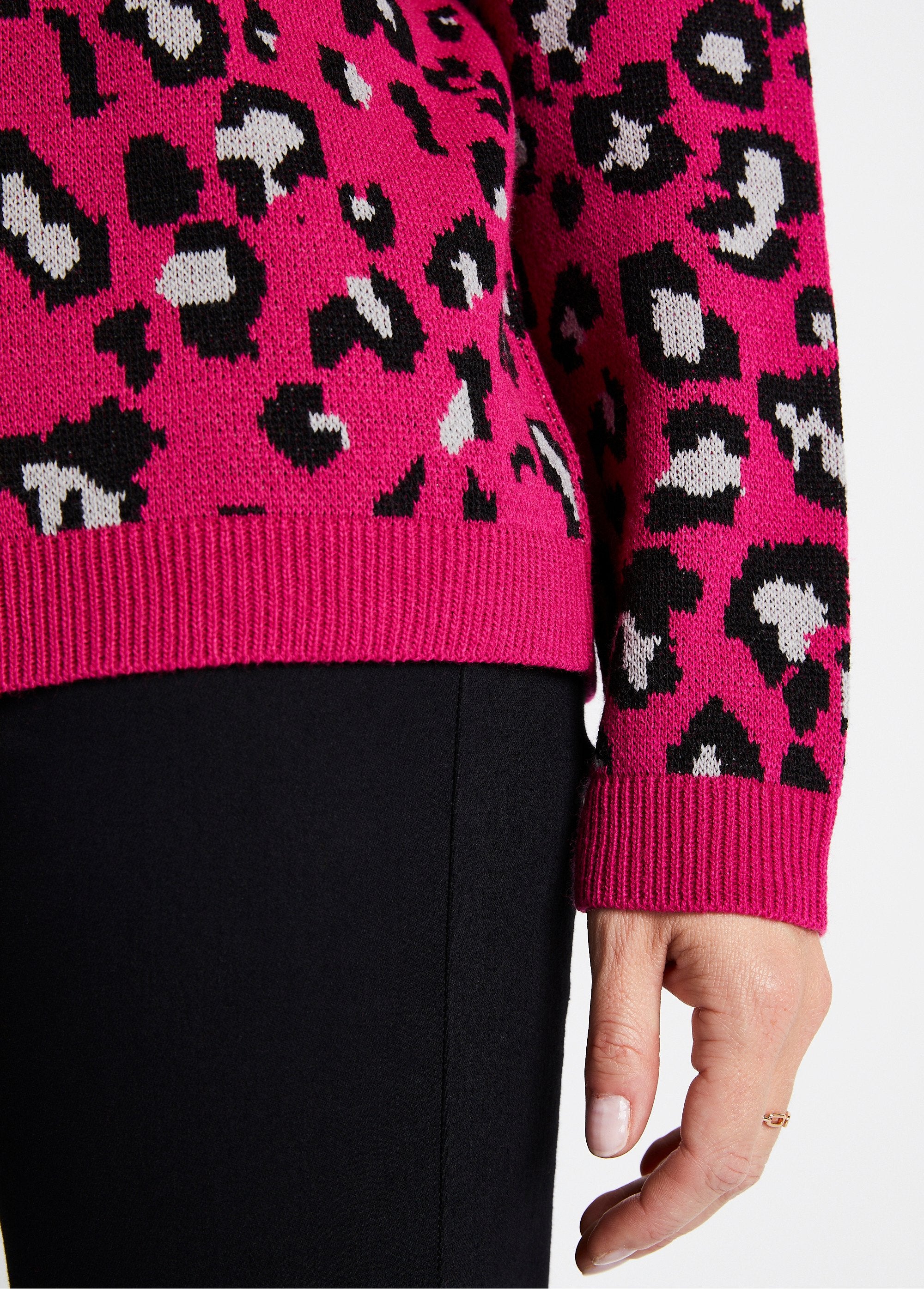 Jacquard_trui_met_luipaard_Fuchsia_en_zwart_DE2_slim