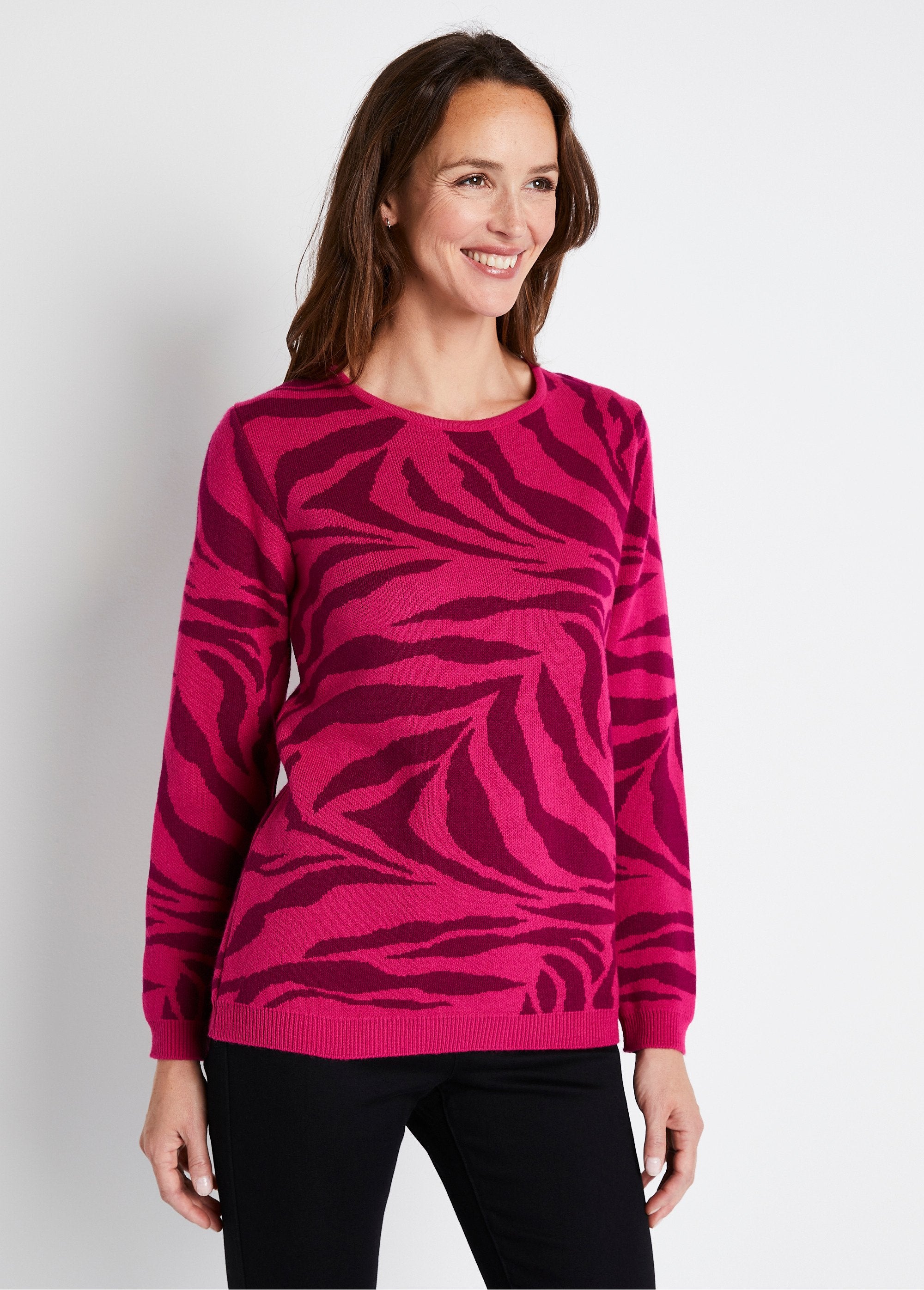 Zachte_jacquard_zebra_trui_met_ronde_hals_Fuchsia_en_zwarte_bessen_FA1_slim