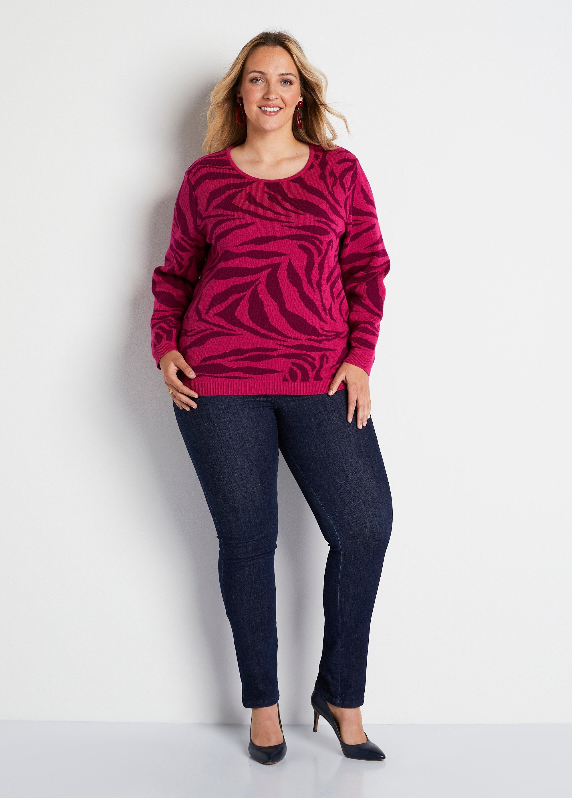 Zachte_jacquard_zebra_trui_met_ronde_hals_Fuchsia_en_zwarte_bessen_SF1_curvy