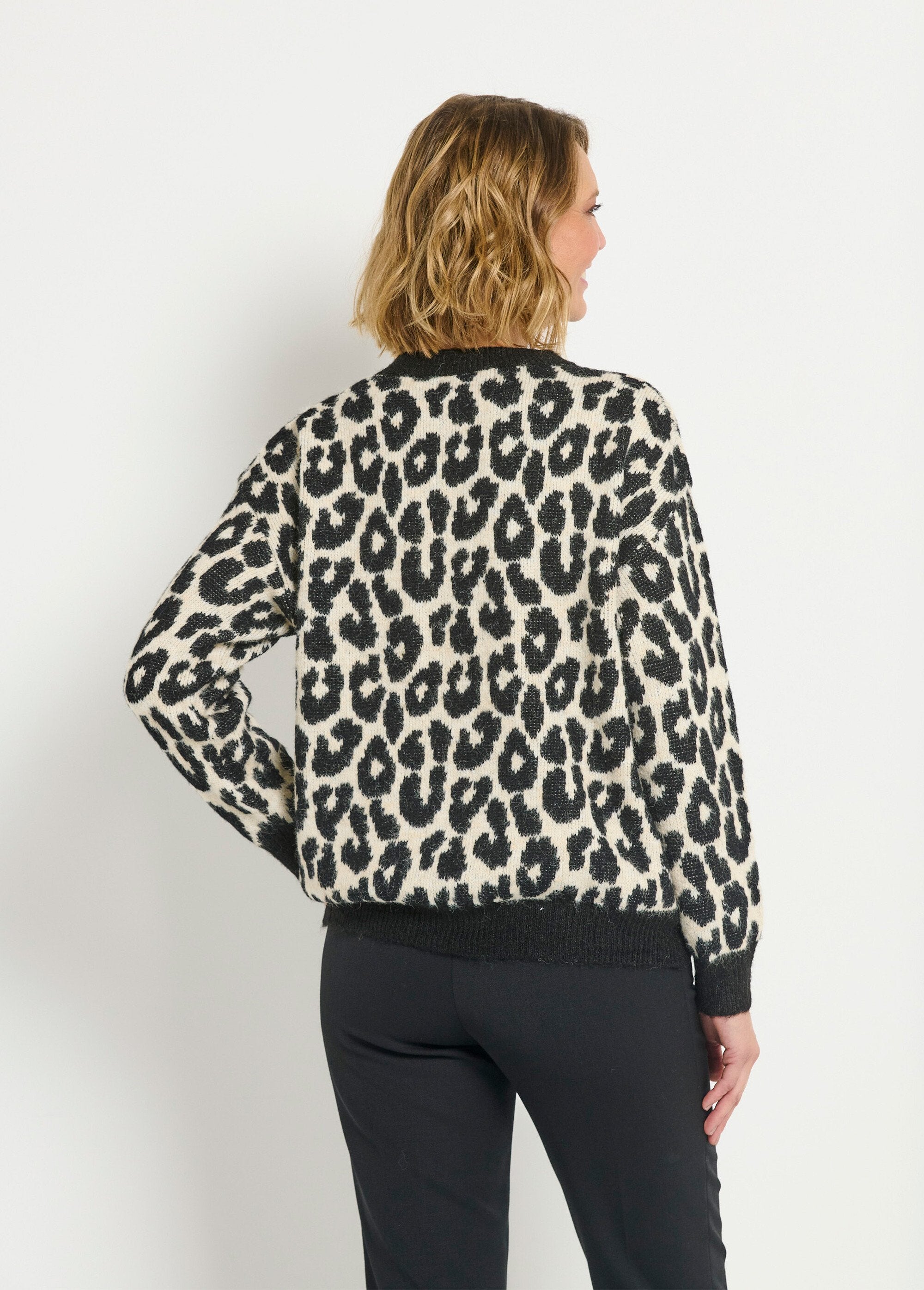 Warme_luipaardtrui_met_ronde_hals_en_wol_Leopard_DO1_slim