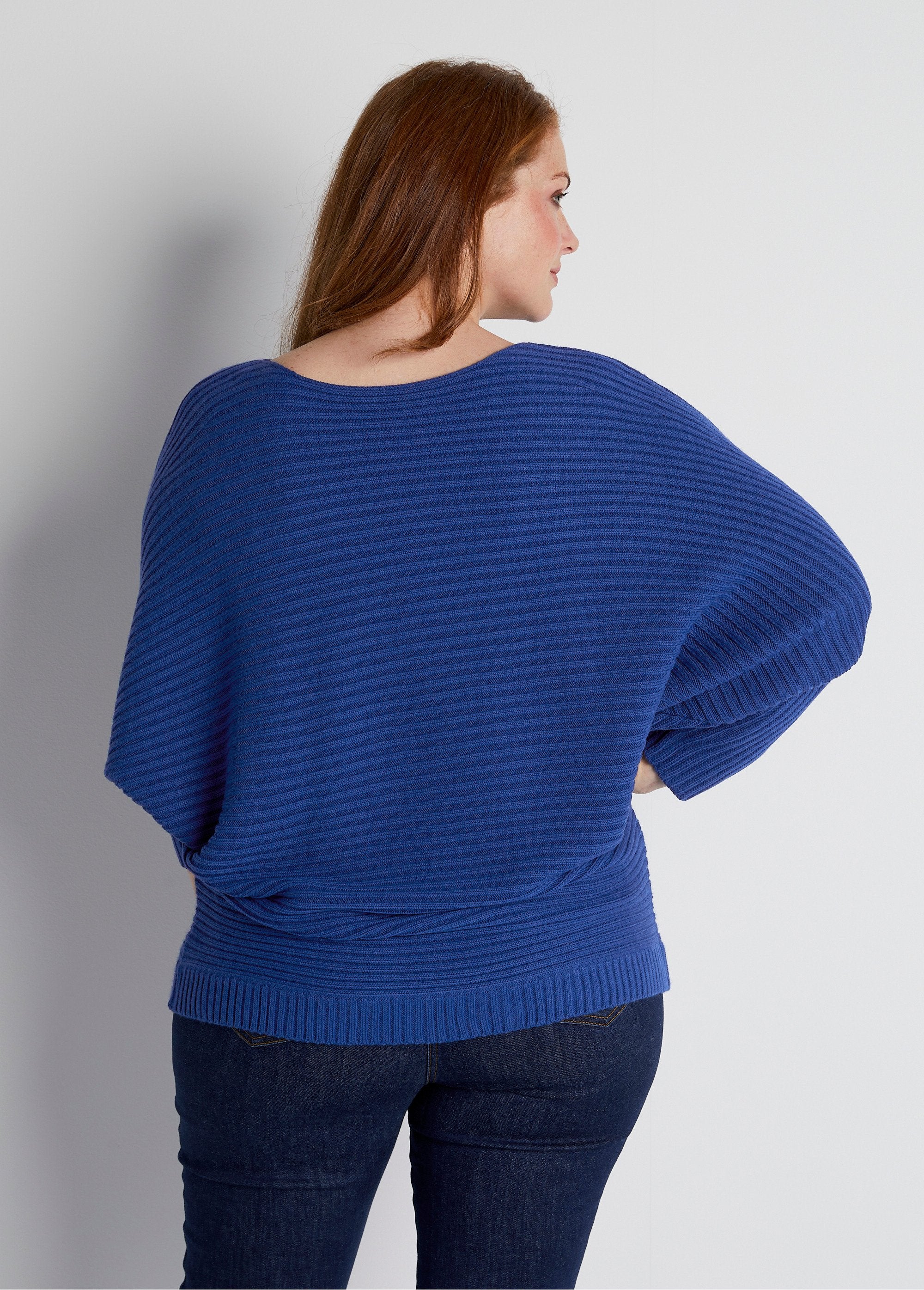 Geribde_trui_met_vleermuismouwen_BLAUW_DO1_curvy