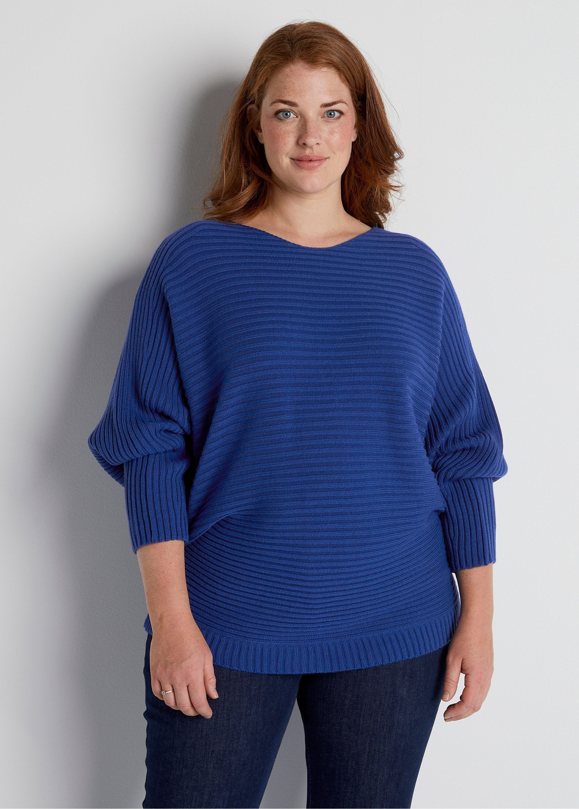 Geribde_trui_met_vleermuismouwen_BLAUW_FA1_curvy