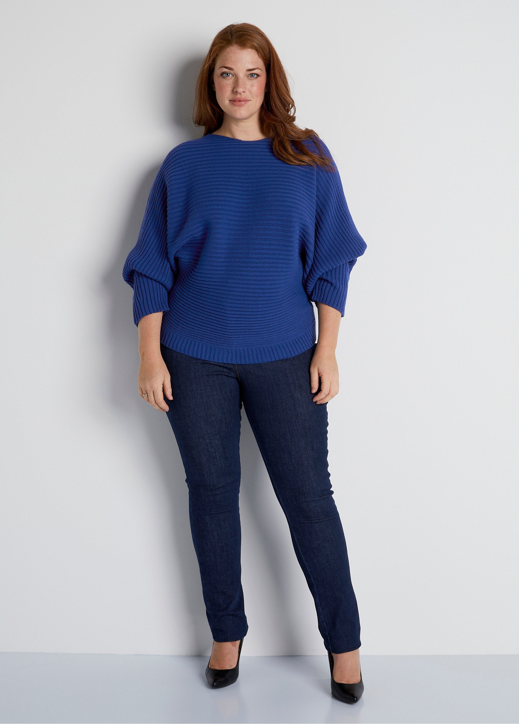 Geribde_trui_met_vleermuismouwen_BLAUW_SF1_curvy