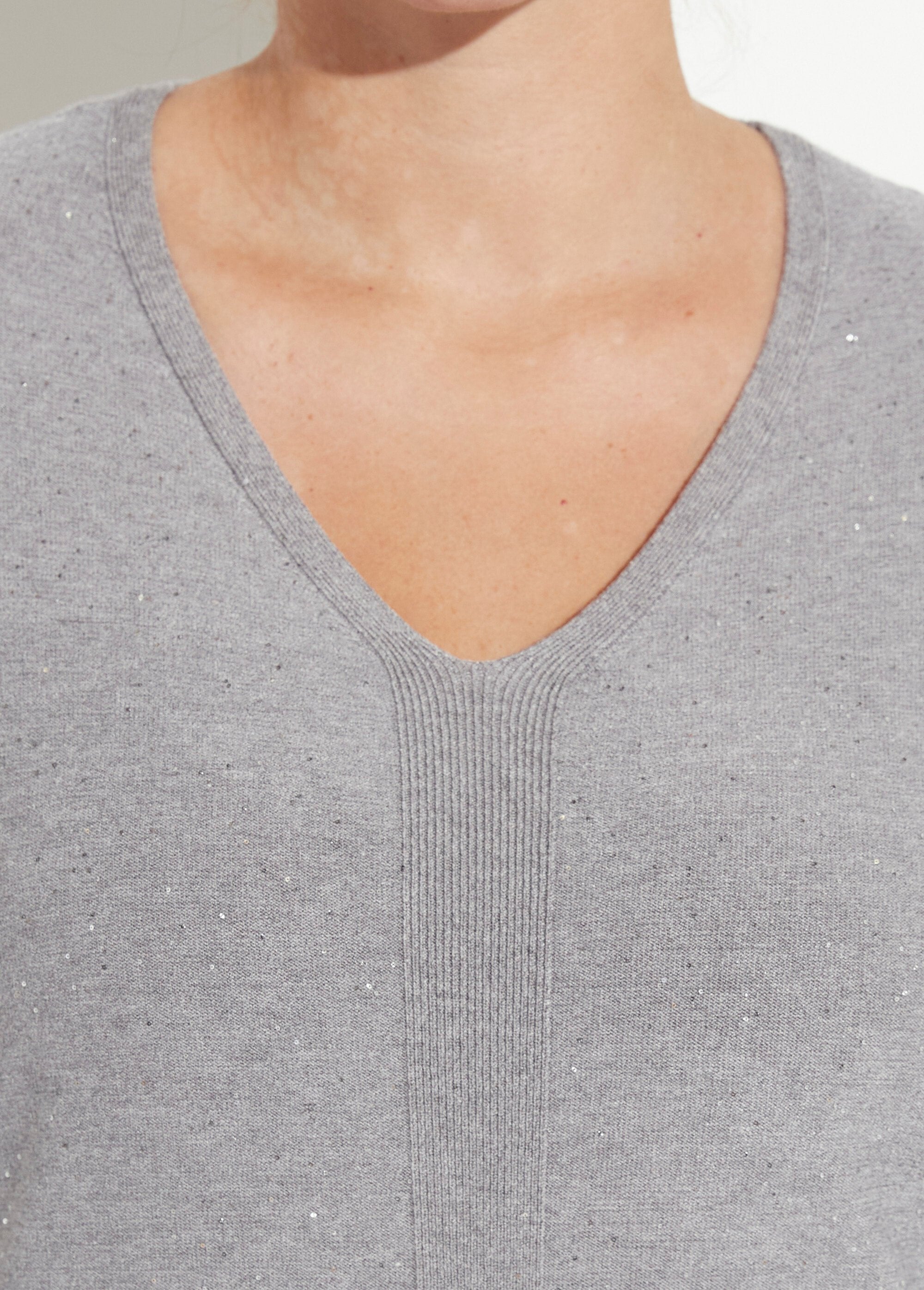 Pull_maille_fine_jauge_avec_mini_sequins_Gris_DE1_curvy