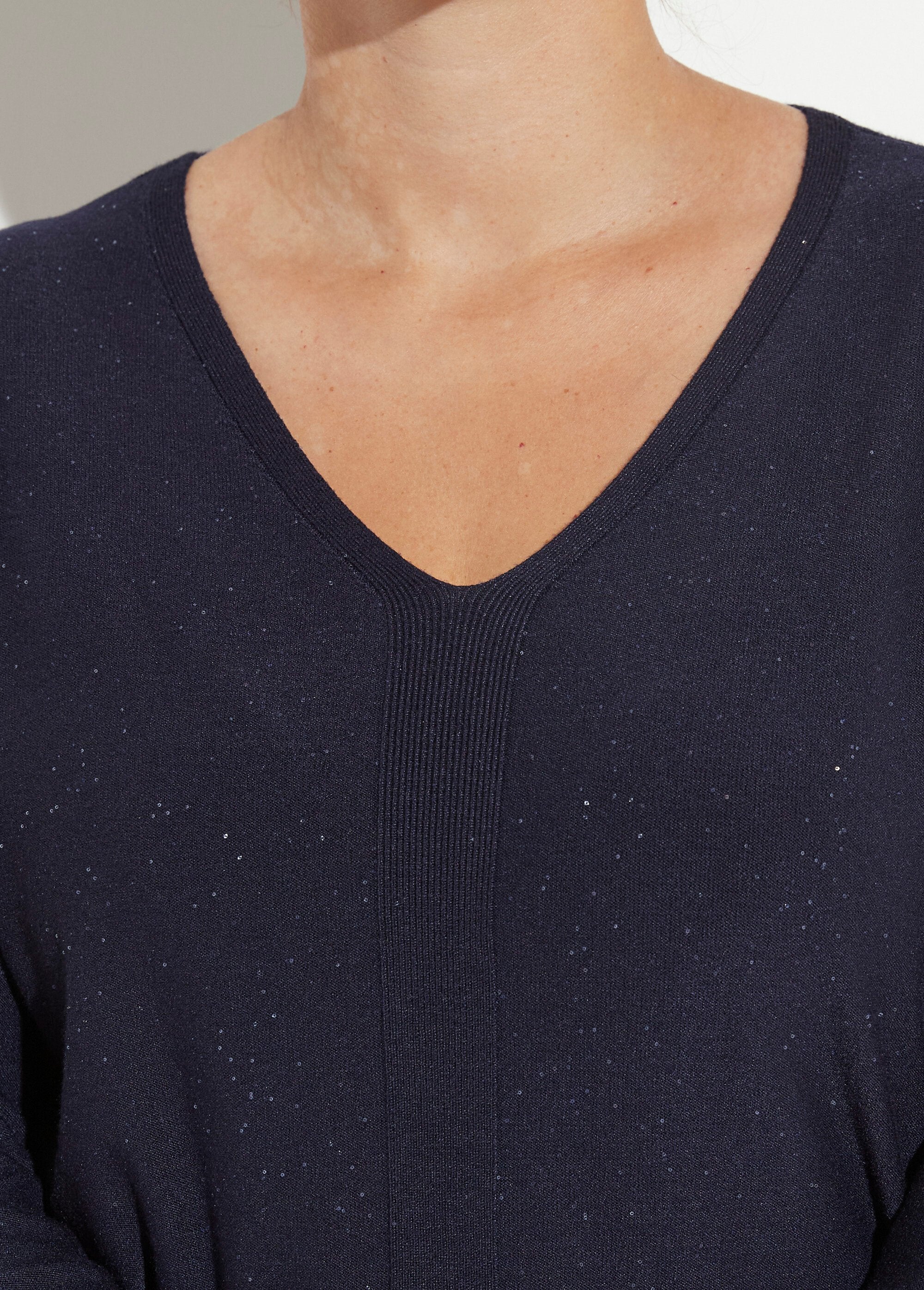 Pull_maille_fine_jauge_avec_mini_sequins_Marine_DE1_curvy