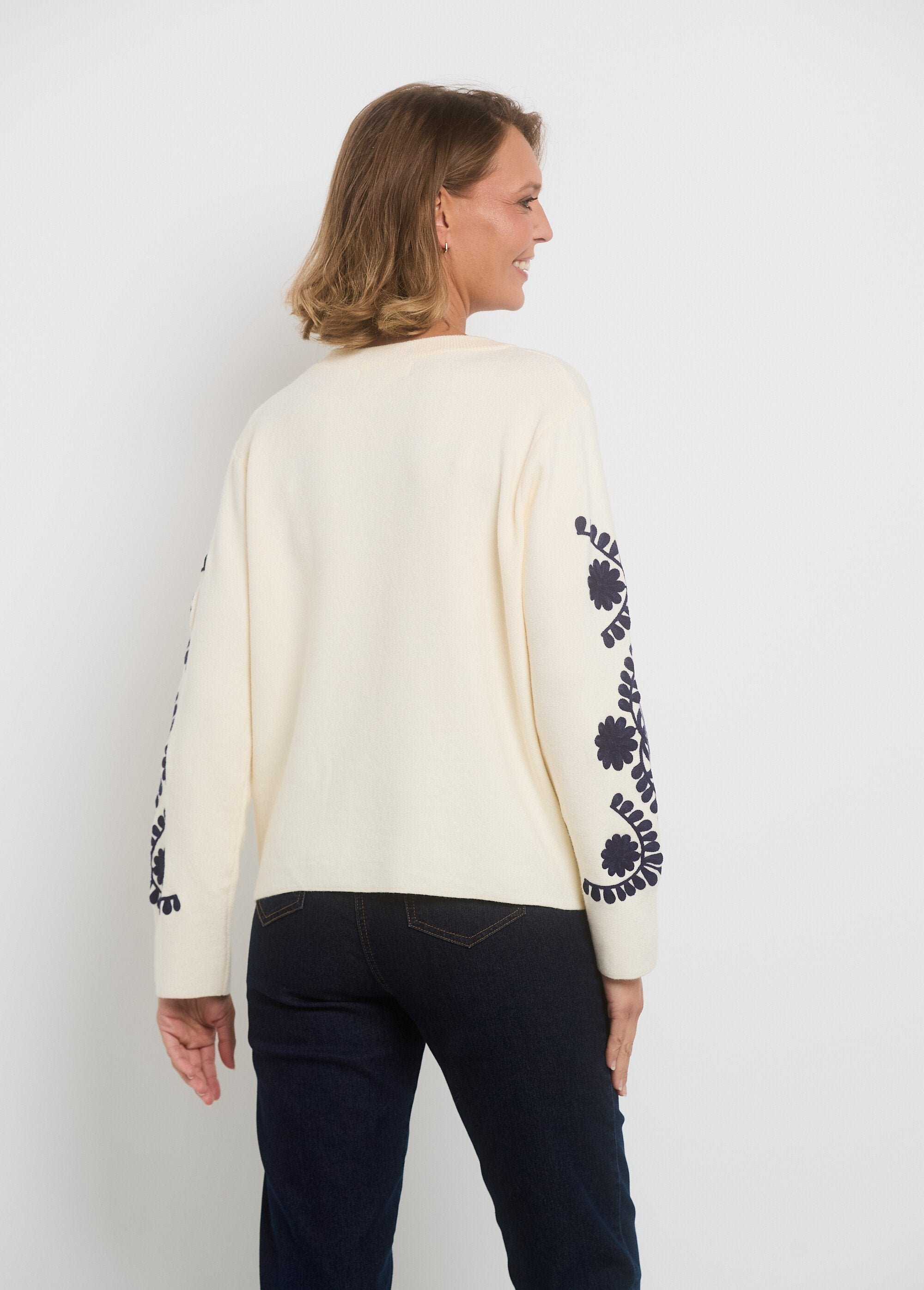 Trui_met_mouwen_en_fantasieborduursel_Ecru_DO1_slim