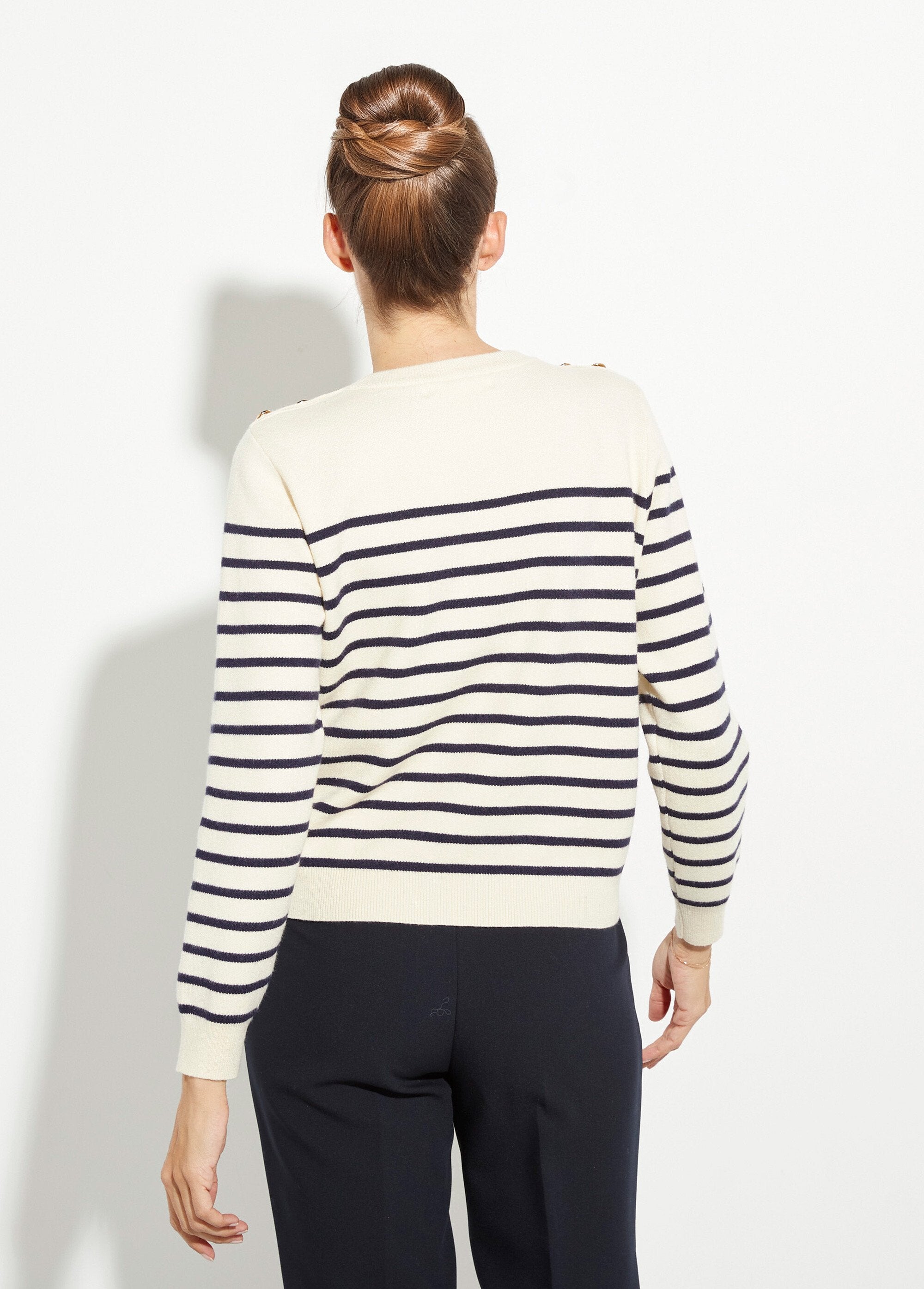 Dikke_gestreepte_marine_trui_met_schouderknopen_Ecru_raye_marine_DO1_slim