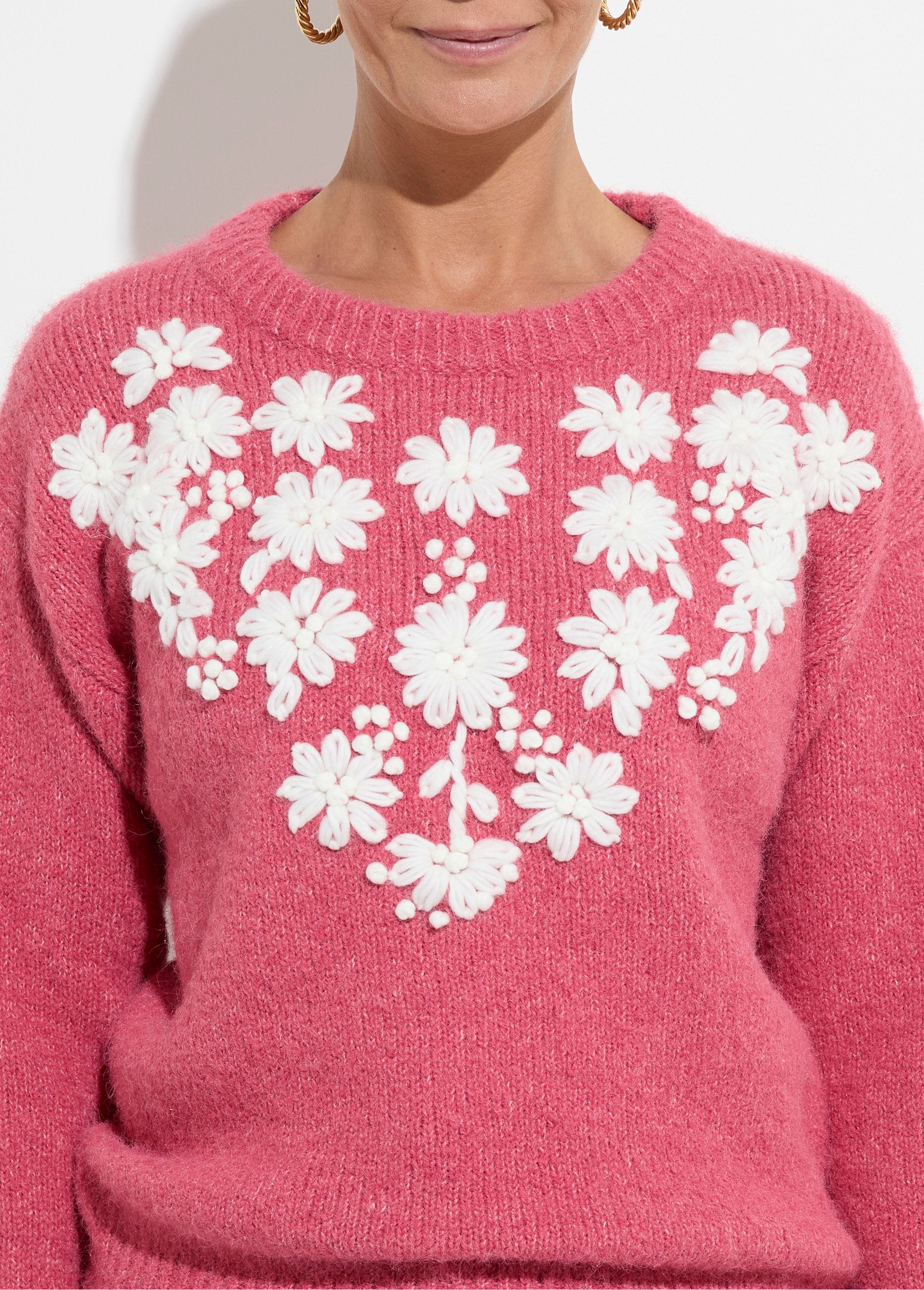 Zachte_trui_met_ronde_hals_en_geborduurde_bloemen_Rose_DE1_slim