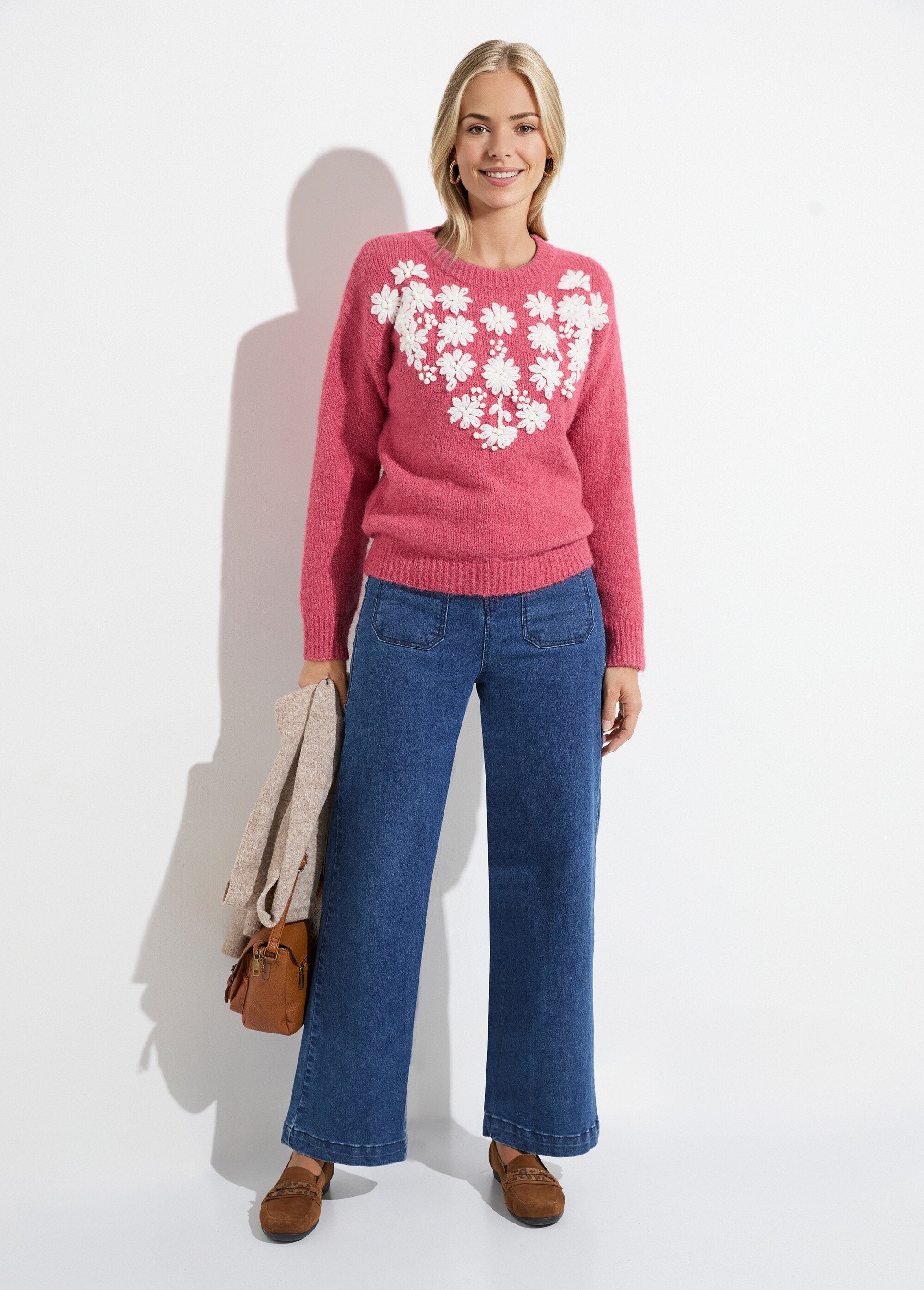 Zachte_trui_met_ronde_hals_en_geborduurde_bloemen_Rose_SF1_slim