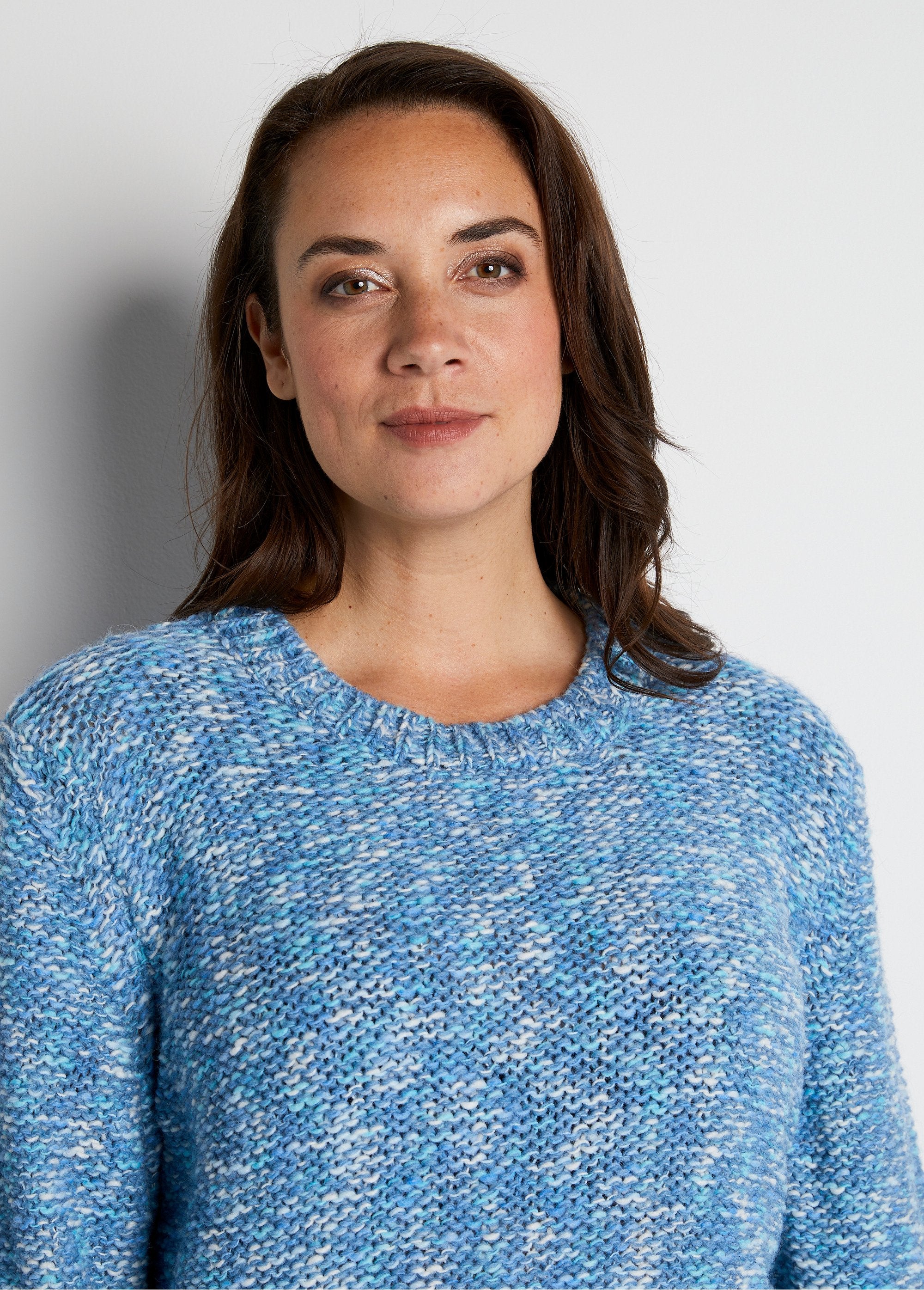 Voorgevormde_trui_met_ronde_hals_in_wol_en_alpaca_Blauw_en_ecru_DE1_curvy