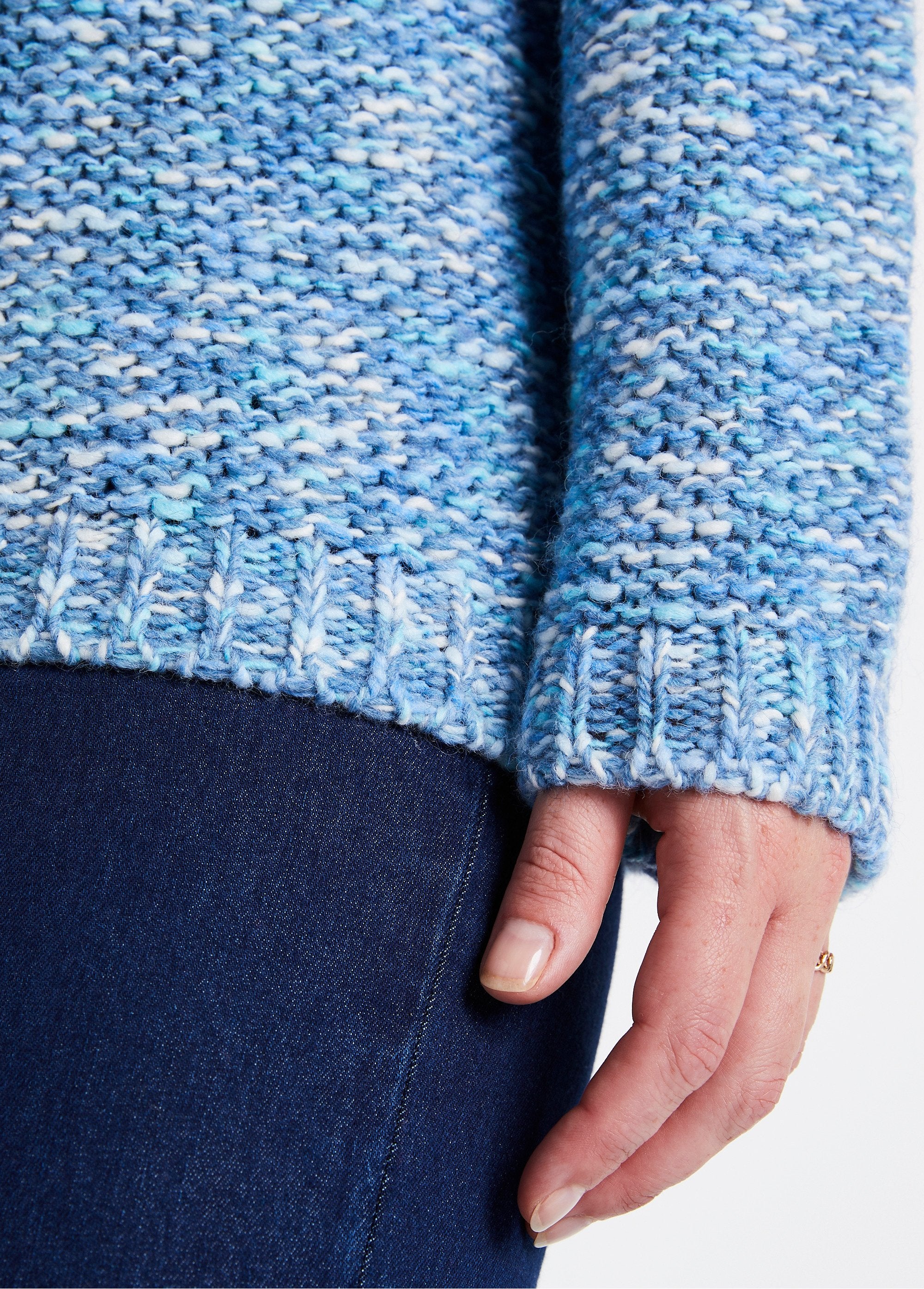 Voorgevormde_trui_met_ronde_hals_in_wol_en_alpaca_Blauw_en_ecru_DE3_slim