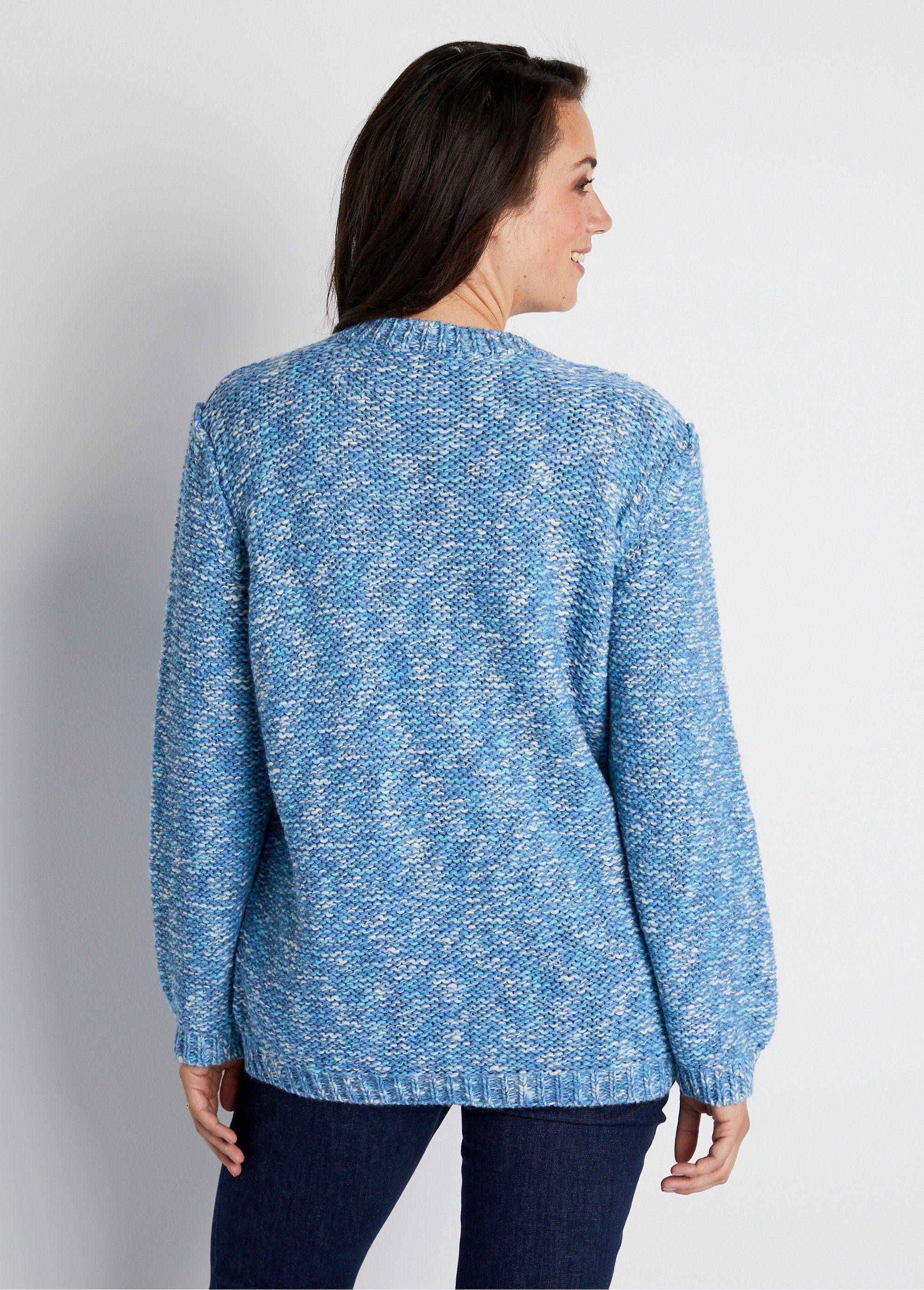 Voorgevormde_trui_met_ronde_hals_in_wol_en_alpaca_Blauw_en_ecru_DO1_curvy