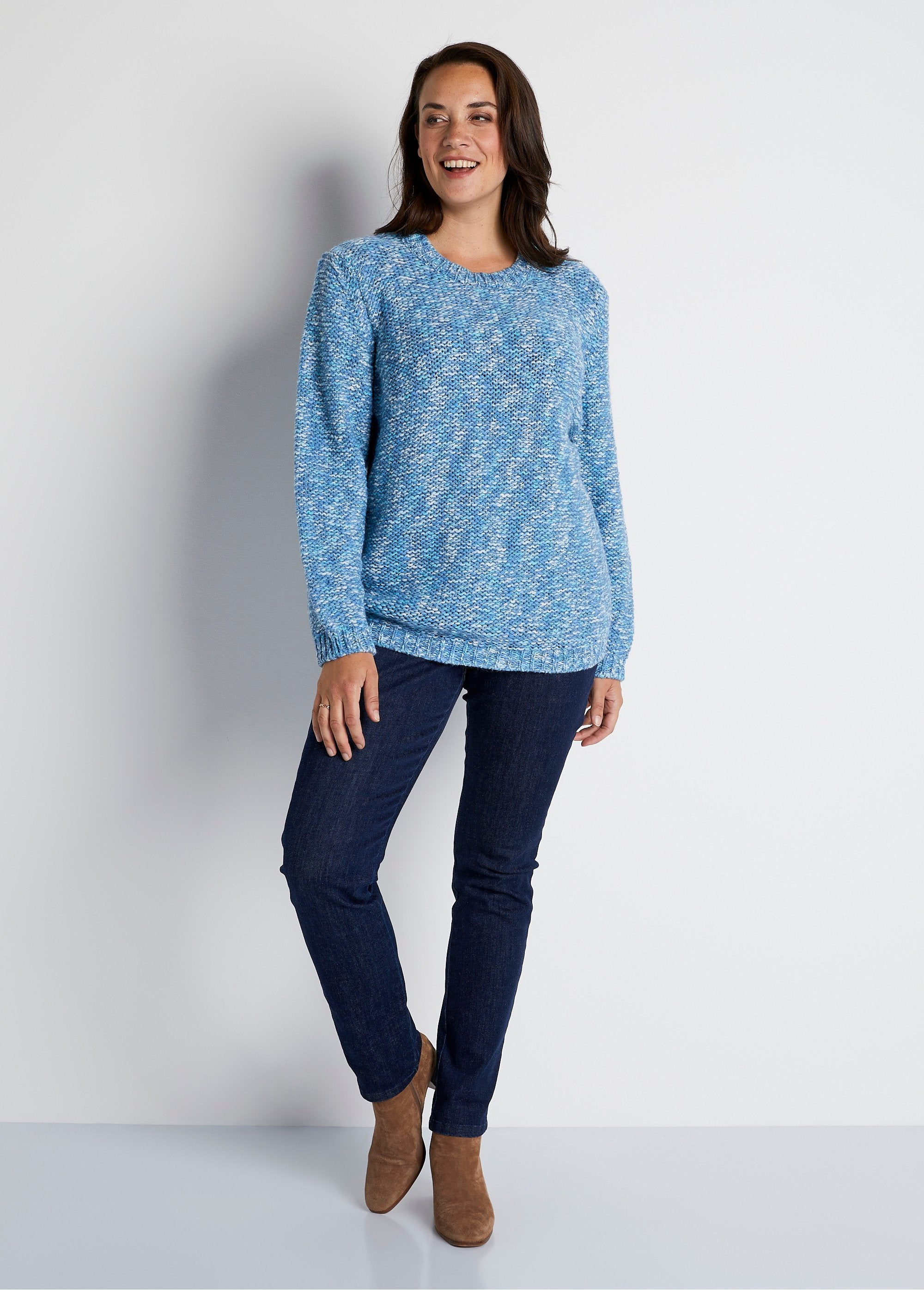 Voorgevormde_trui_met_ronde_hals_in_wol_en_alpaca_Blauw_en_ecru_SF1_curvy