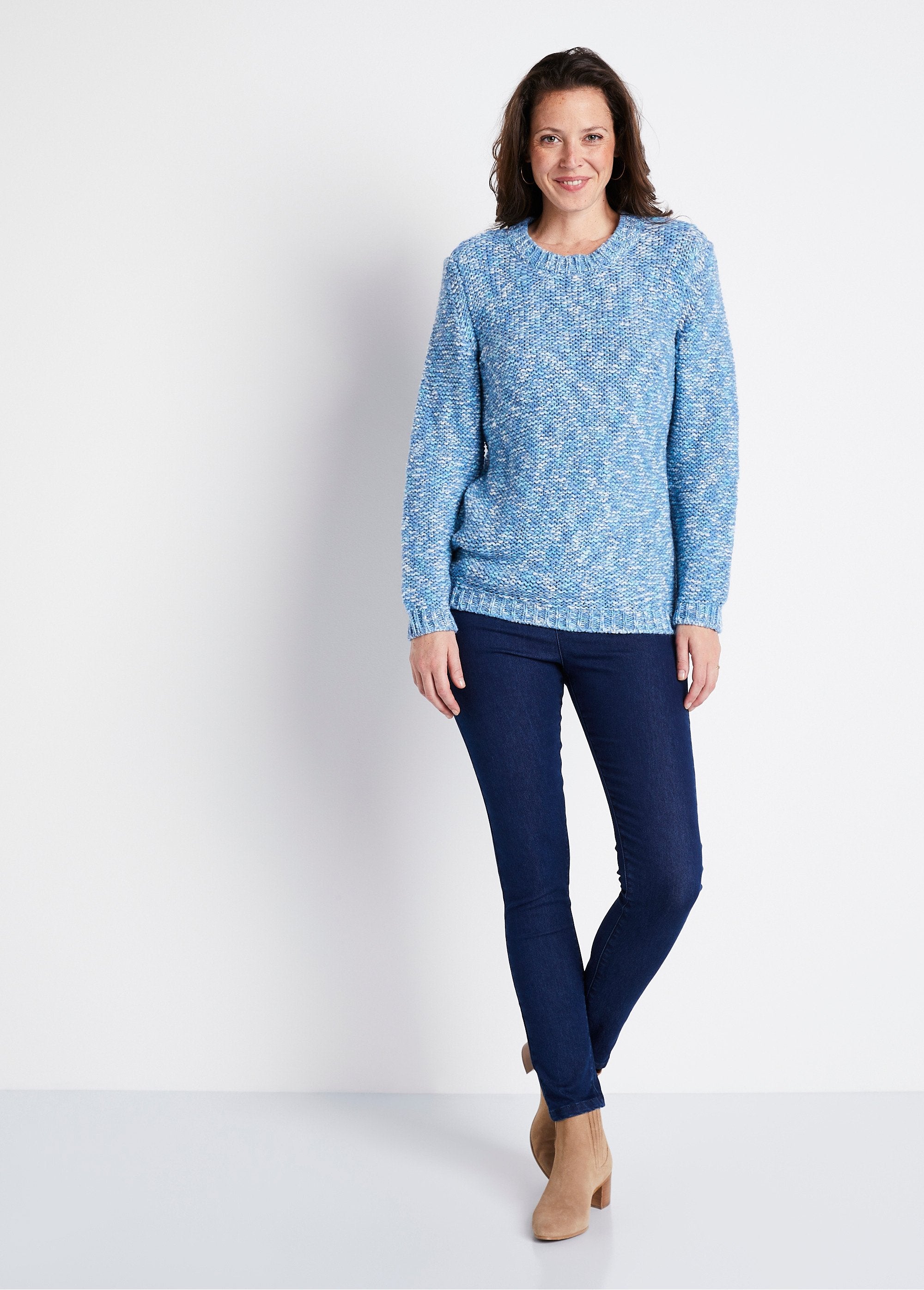 Voorgevormde_trui_met_ronde_hals_in_wol_en_alpaca_Blauw_en_ecru_SF1_slim