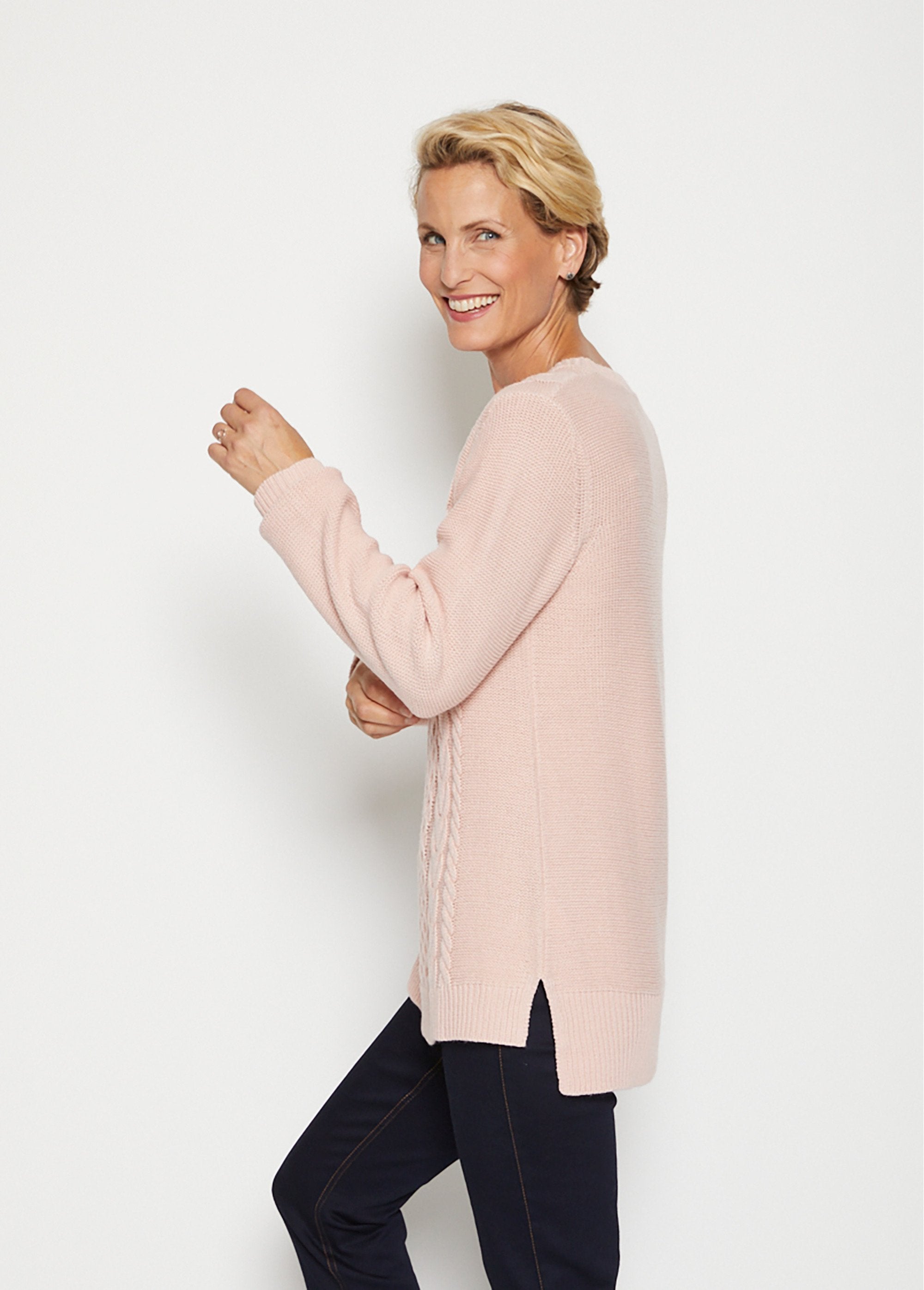 Gebreide_trui_met_omgekeerde_jersey_en_twists_Rose_DR1_slim
