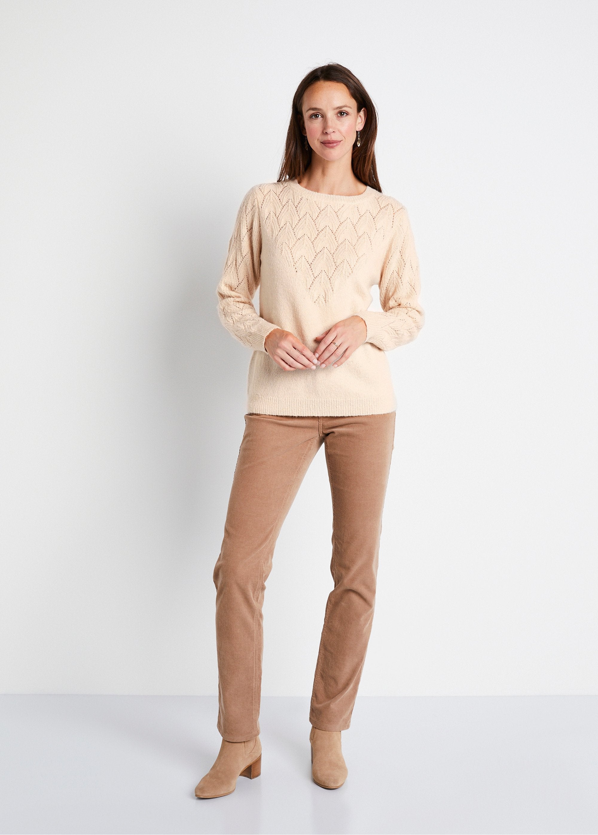 Zachte_effen_trui_met_ronde_hals_in_fantasiebreiwerk_BEIGE_SF1_slim