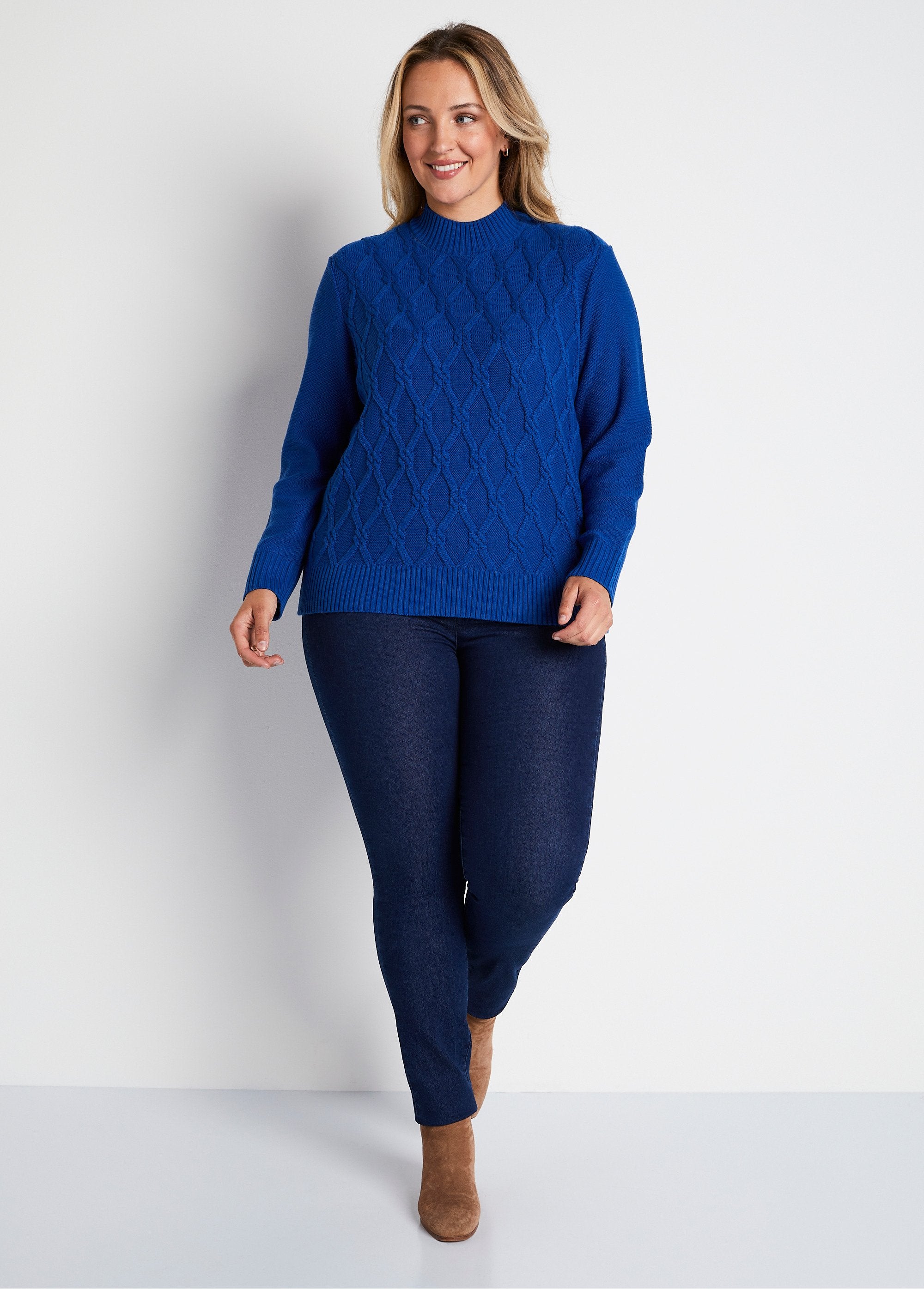 Effen_trui_met_omgekeerde_hoge_hals_Hard_blauw_SF1_curvy