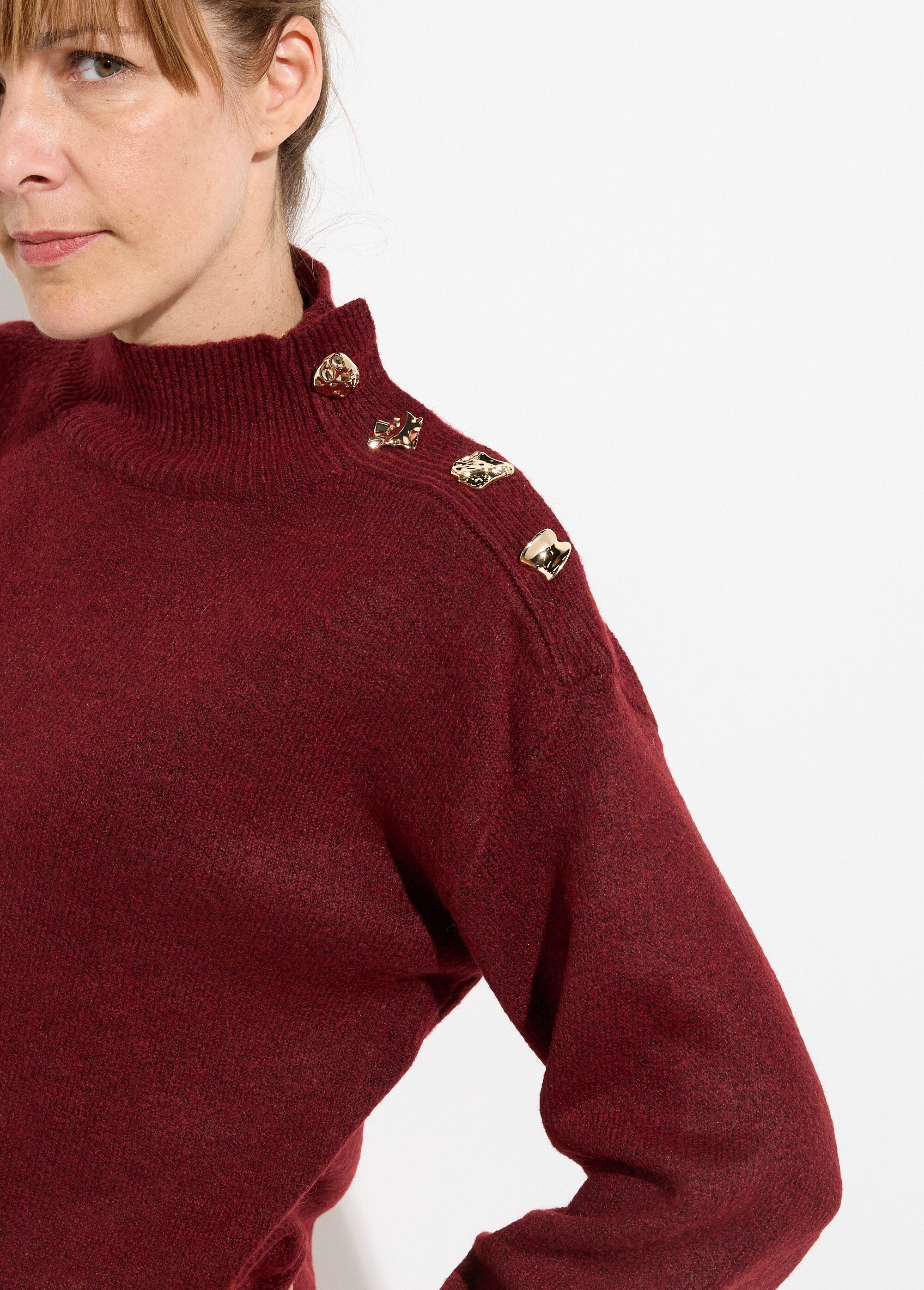 Pull_col_montant_boutons_bijou_métal_Bordeaux_DE1_slim