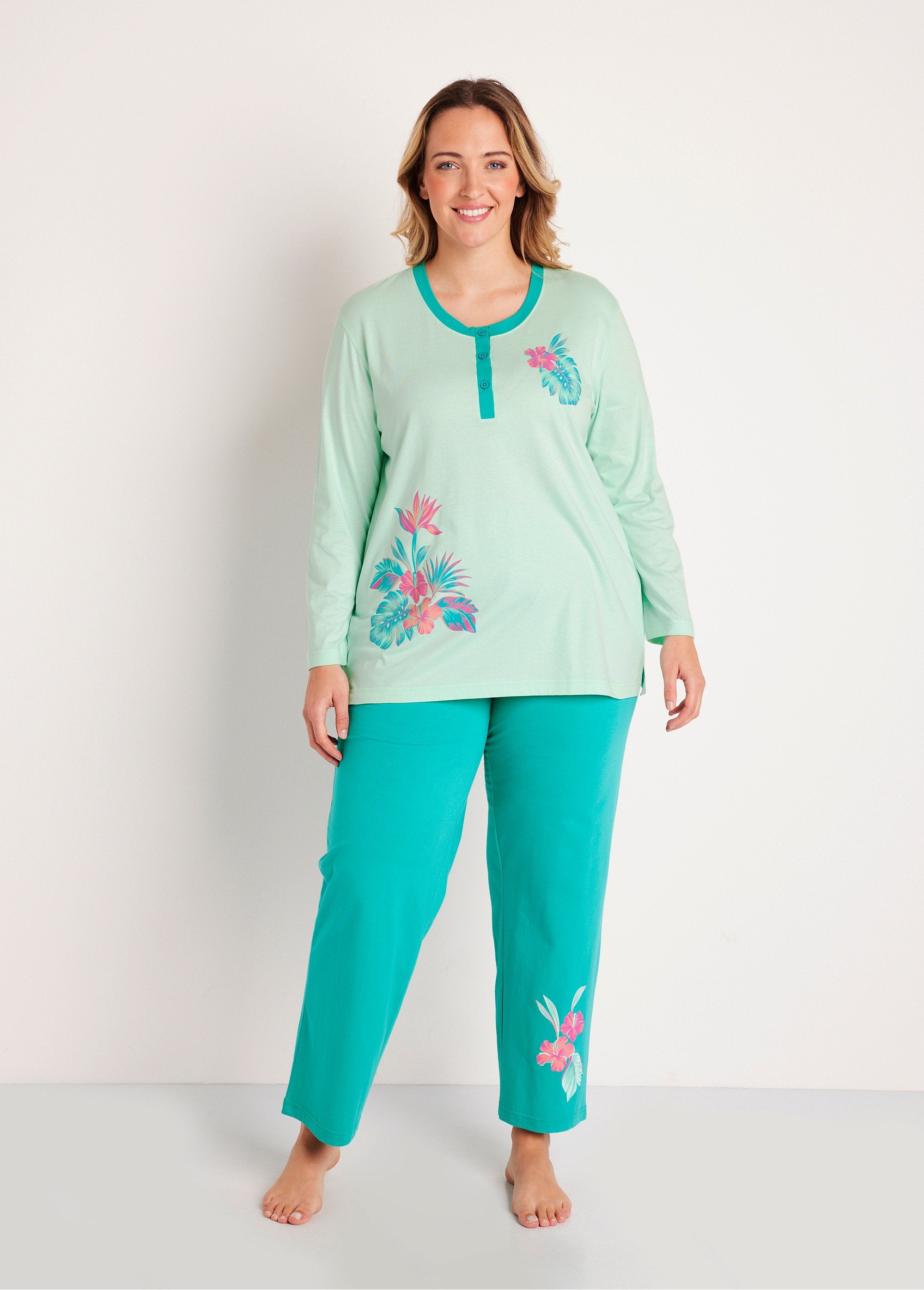 Katoenen_pyjama_met_knopen_Tropische_print_FA1_curvy