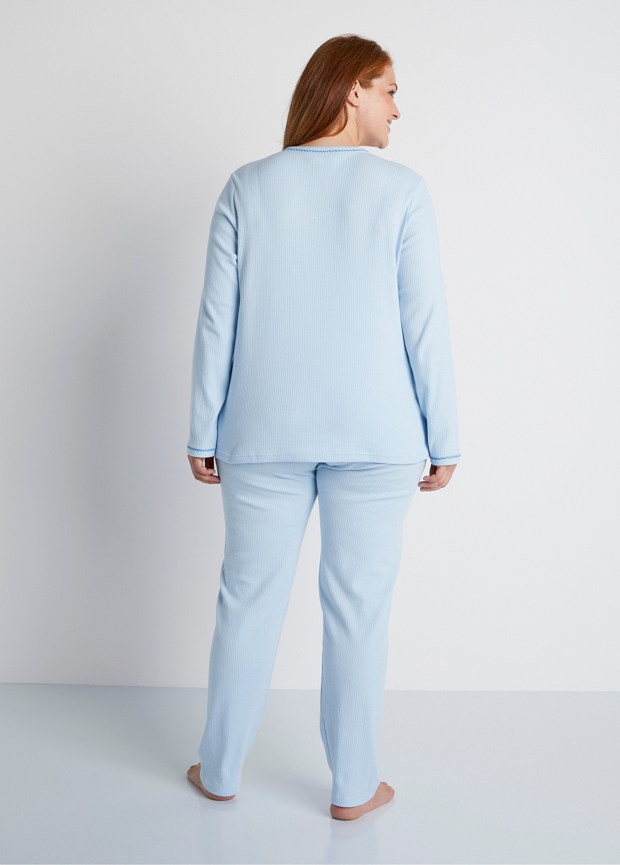 Geborduurde_pyjama_BLAUW_DO1_curvy