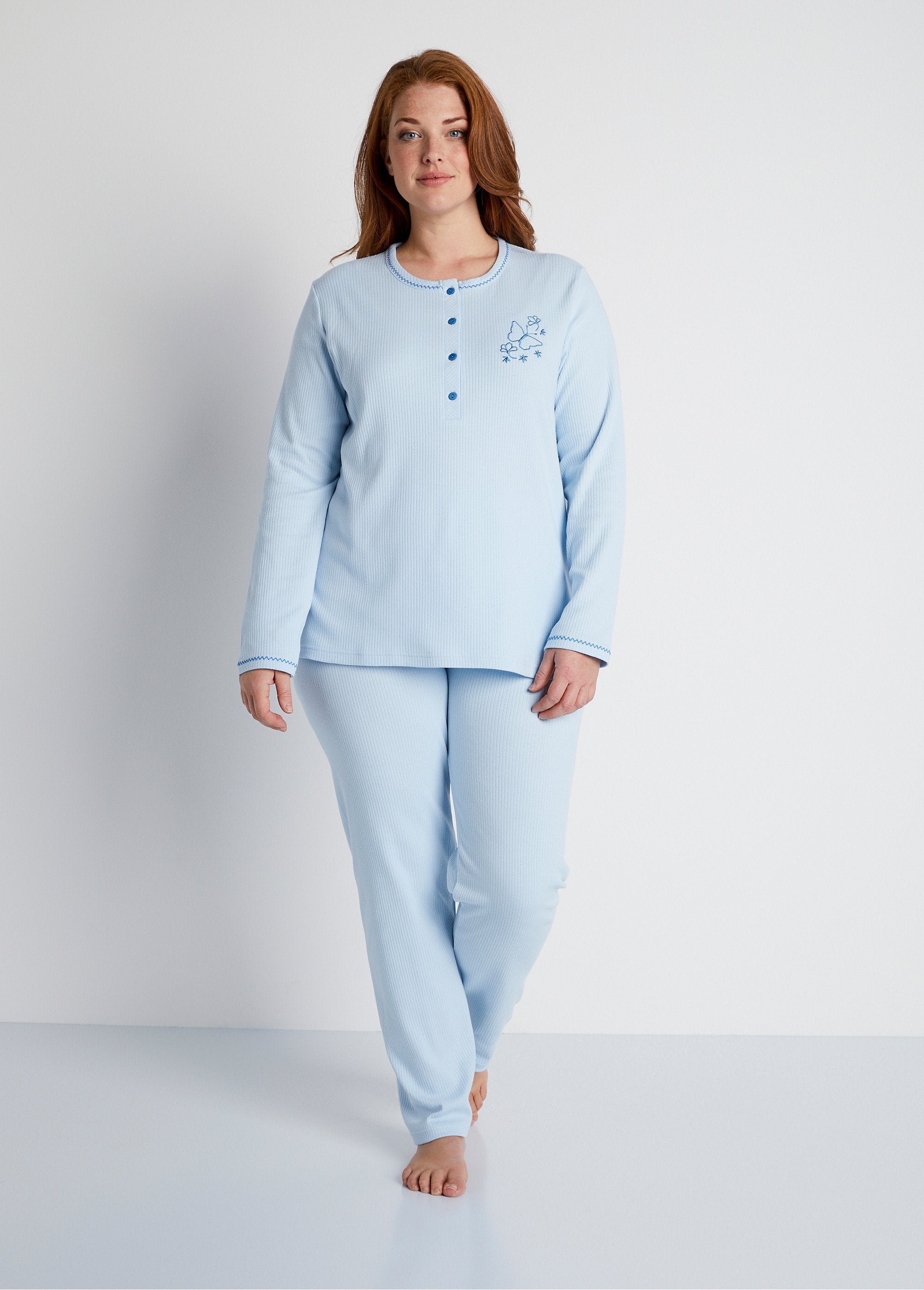 Geborduurde_pyjama_BLAUW_FA1_curvy